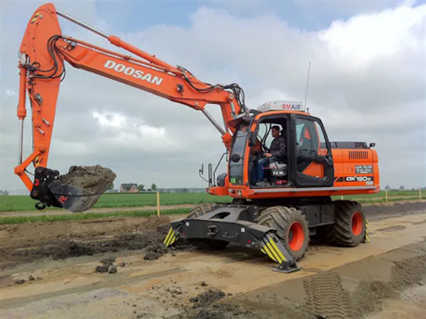 Nieuwe Doosan mobiele graafmachines van Tol mogen ook hijsen