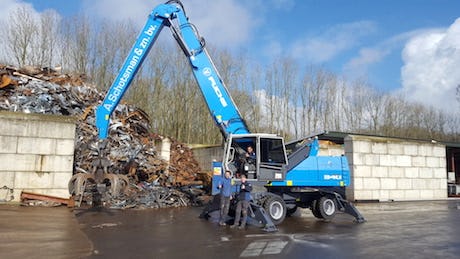 Schotsman draait met Terex-Fuchs met joystickbesturing en lastcompensatie