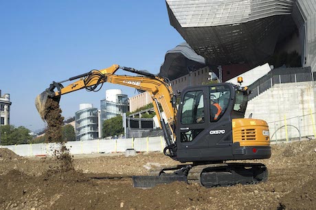 De nieuwe lijn minigraafmachines werd op het buitenterrein van de Case fabriek in San Mauro voorgesteld aan de Europese vakpers. CNH heeft hier het zogenoemde CNH Industrial Village ingericht, bestaande uit onder meer een trainings- en verkoopcentrum, onderdelenmagazijn en testbanen voor de merken Iveco, Case, New Holland en FPT Industrial Products (aandrijfsystemen).