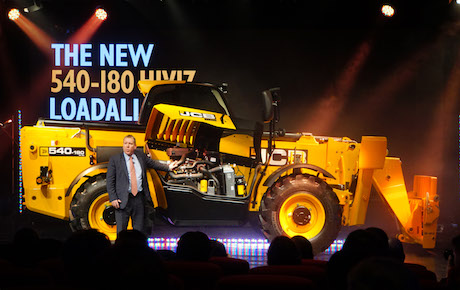 Loadall 540-180 HiViz werd door JCB op klassieke wijze gepresenteerd: met een open doekje.
