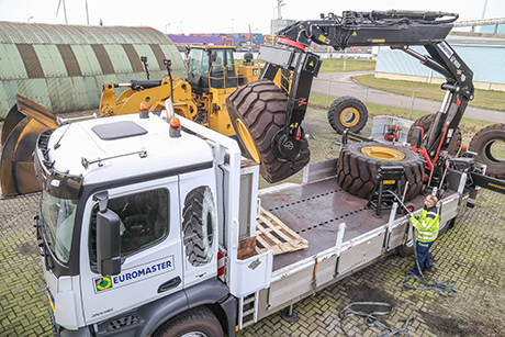 Bandenhandel Euromaster nam geen halve maatregelen en liet een Mercedes-Benz Arocs 6×4 speciaal ombouwen tot een voor Nederland unieke bandenwisseltruck. 
