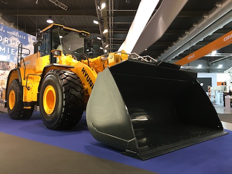 Net als bij de andere modellen is ook van de HL975 een XT-versie met verlengd laadframe leverbaar waarmee de uitkiephoogte met 365 mm wordt vergroot. 

