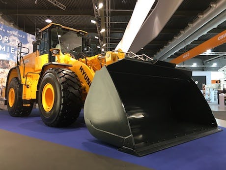 Net als bij de andere modellen is ook van de HL975 een XT-versie met verlengd laadframe leverbaar waarmee de uitkiephoogte met 365 mm wordt vergroot.