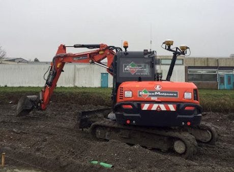 Trimble GPS-systeem op graafmachine met zwenkgiek