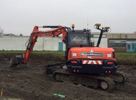 Trimble GPS-systeem op graafmachine met zwenkgiek