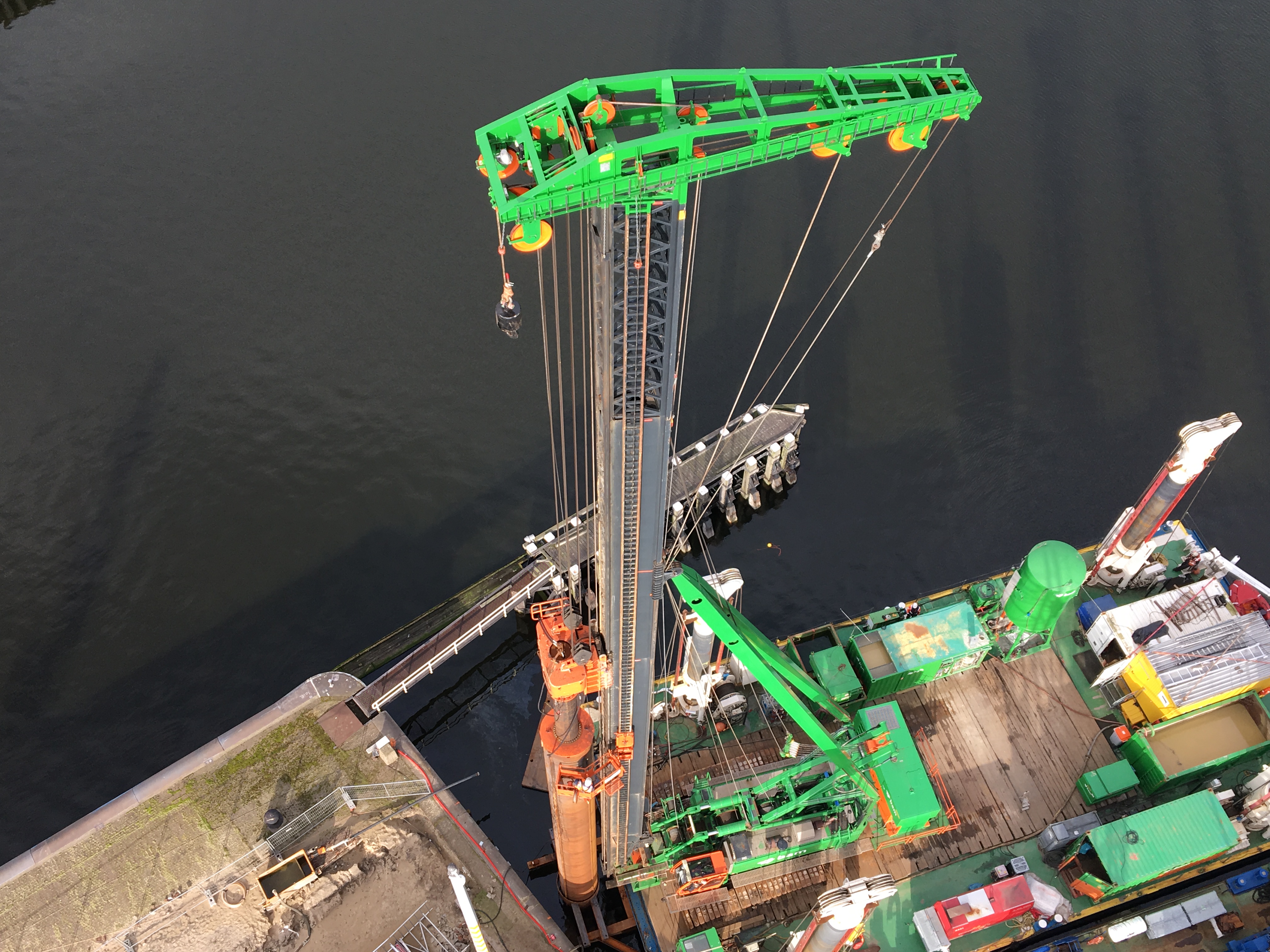 De bouw van de nieuwe zeesluis vraagt om slimme bouwmethoden die zo min mogelijk trillingen veroorzaken. Elf buispalen worden tot -38 meter geboord, de overige buispalen worden de bodem ingetrild. (Foto: Roel Schoonderwoerd)