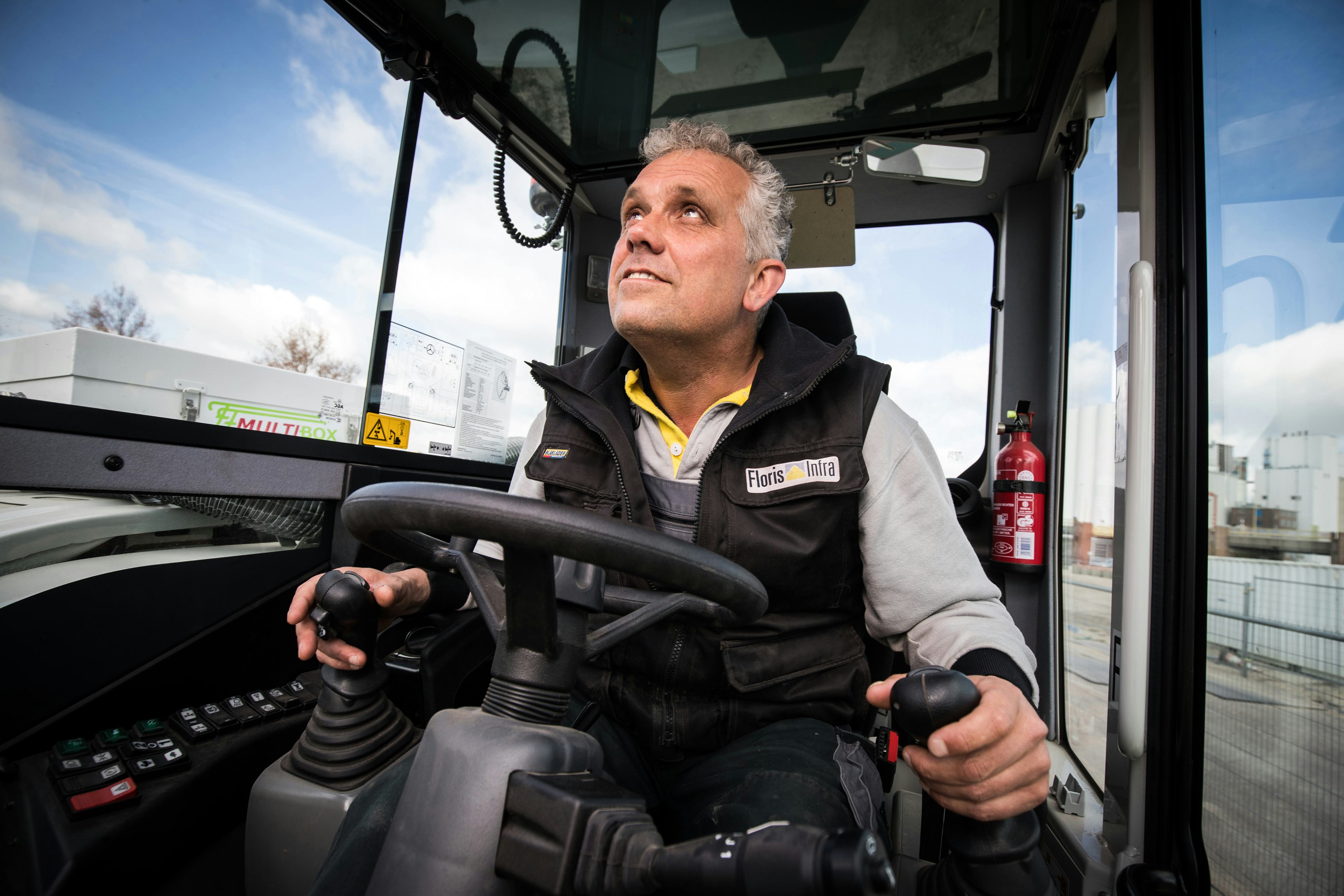 Machinist van de maand APRIL: Ron van Dorp en zijn Takeuchi TB295W
