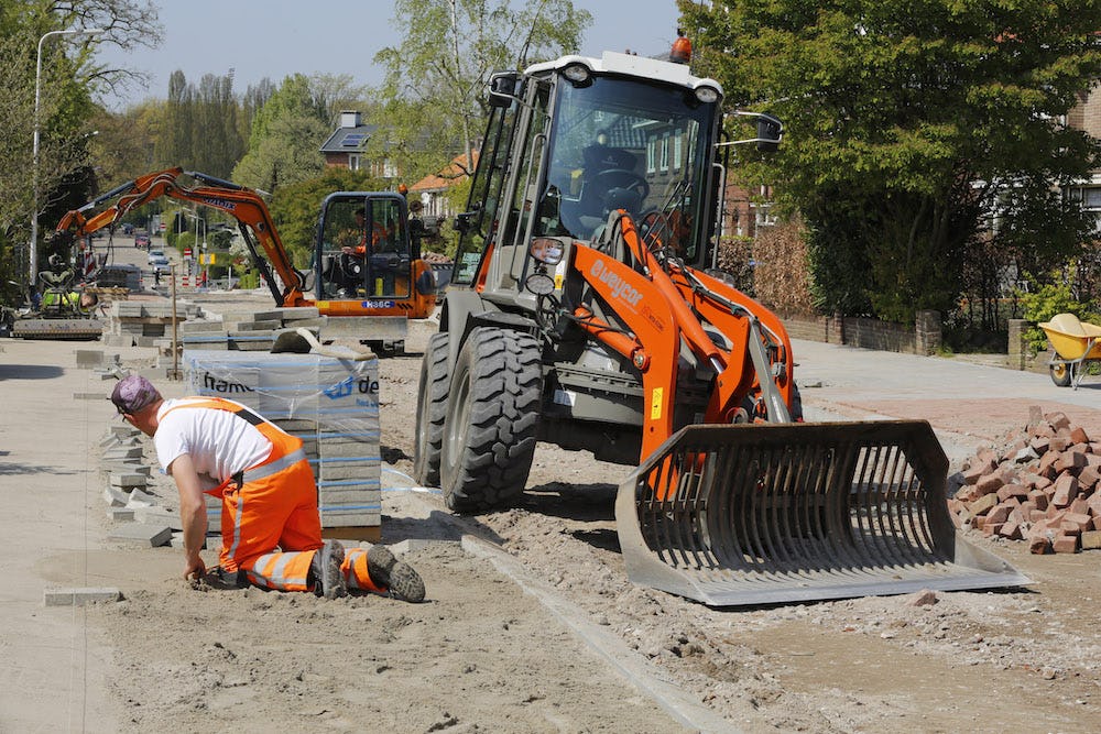 De Weycor AR75eS zwenklader van Maik Pouwels is voorzien van een kantelbare snelwissel. Ook als de wiellader scheef staat, staat de bak recht aan de grond. ‘Met deze snelwissel kan ik de bak in ieder gewenst afschot goed neerzetten’, stelt bedenker Maik Pouwels.