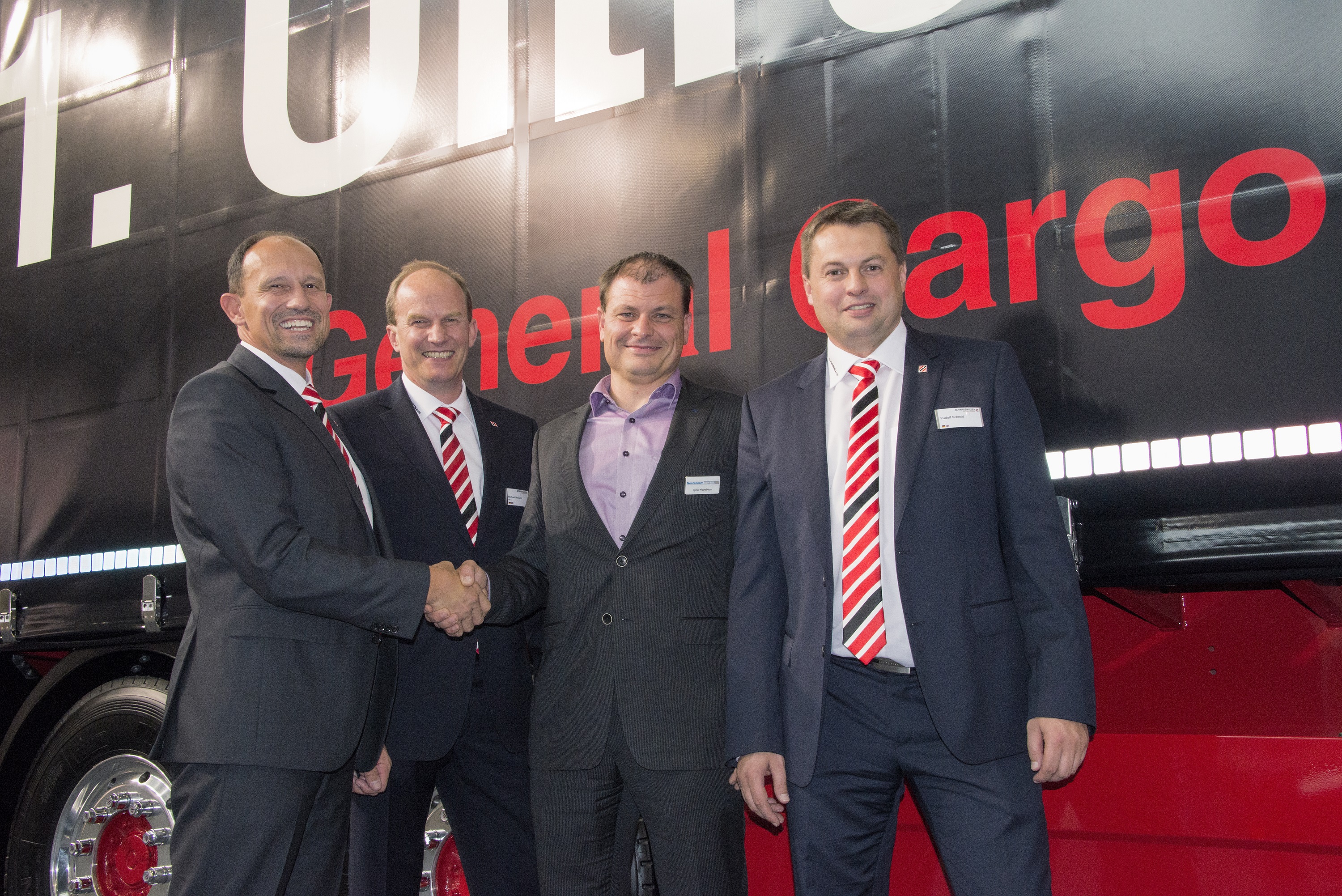 Nooteboom en Schwarzmüller bezegelen hun samenwerking. Van links naar rechts: Roland Hartig (CEO Schwarzmüller Groep), Michael Weigand (CSO Schwarzmüller Groep), Igmar Nooteboom (Managing Director Nooteboom) en Rudolf Schmid (verkoopleider West-Europa Schwarzmüller Groep).

