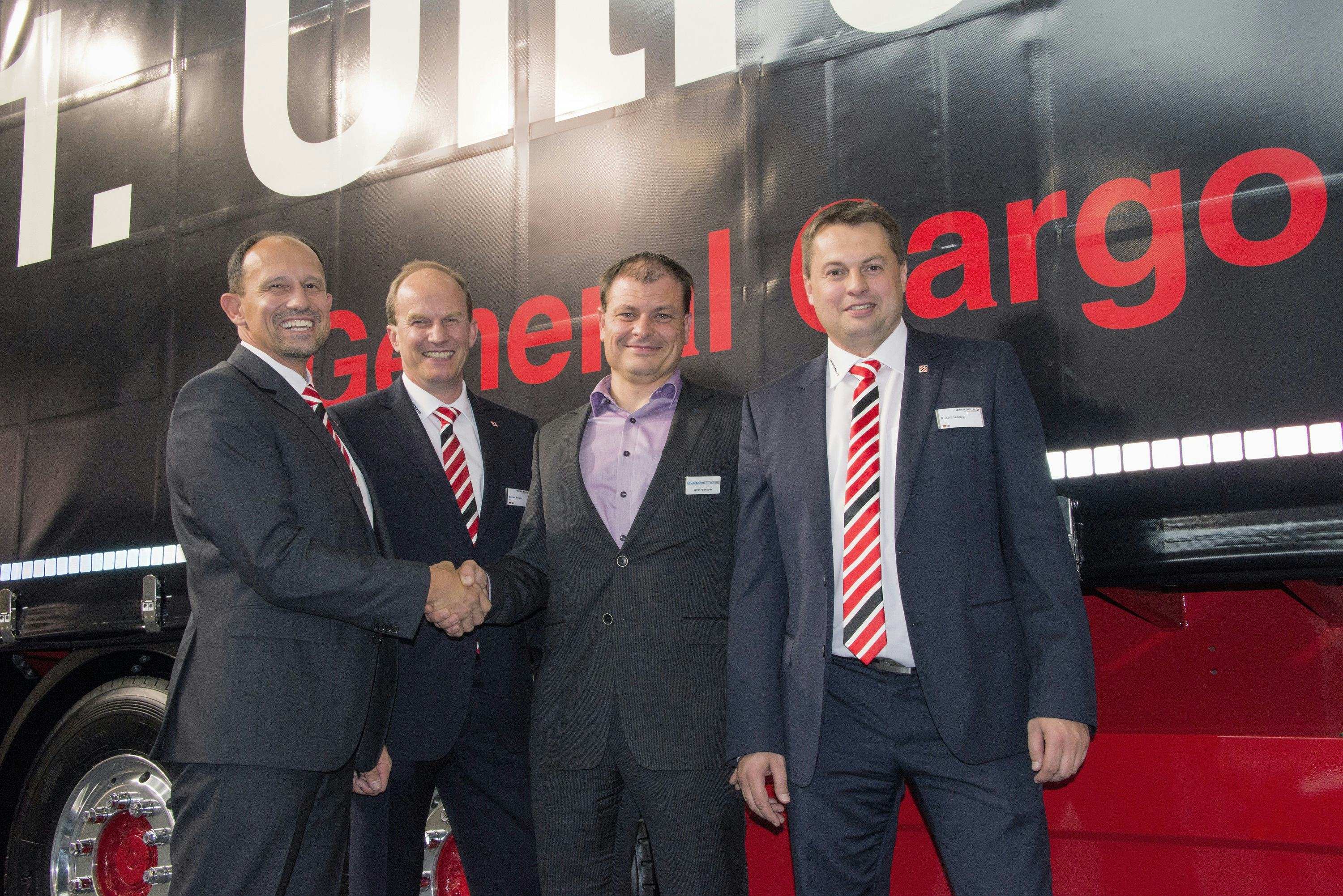 Nooteboom en Schwarzmüller bezegelen hun samenwerking. Van links naar rechts: Roland Hartig (CEO Schwarzmüller Groep), Michael Weigand (CSO Schwarzmüller Groep), Igmar Nooteboom (Managing Director Nooteboom) en Rudolf Schmid (verkoopleider West-Europa Schwarzmüller Groep).