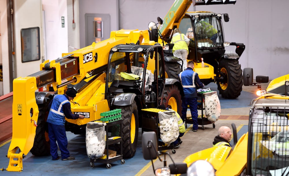 In het Customer Focus Centre worden de verreikers nogmaals zorgvuldig nagekeken. De stickers gaan erop en de verzoeken van de klant worden afgewerkt, zoals gereedschapskisten, extra verlichting en andere opties.