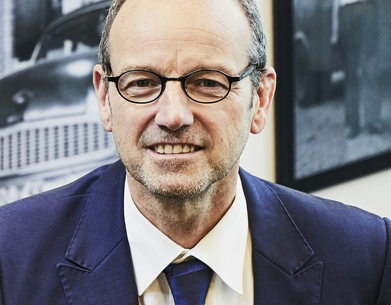 Bertus Heuver, directeur van Heuver Bandengroothandel, is blij met Pirelli als nieuw merk.