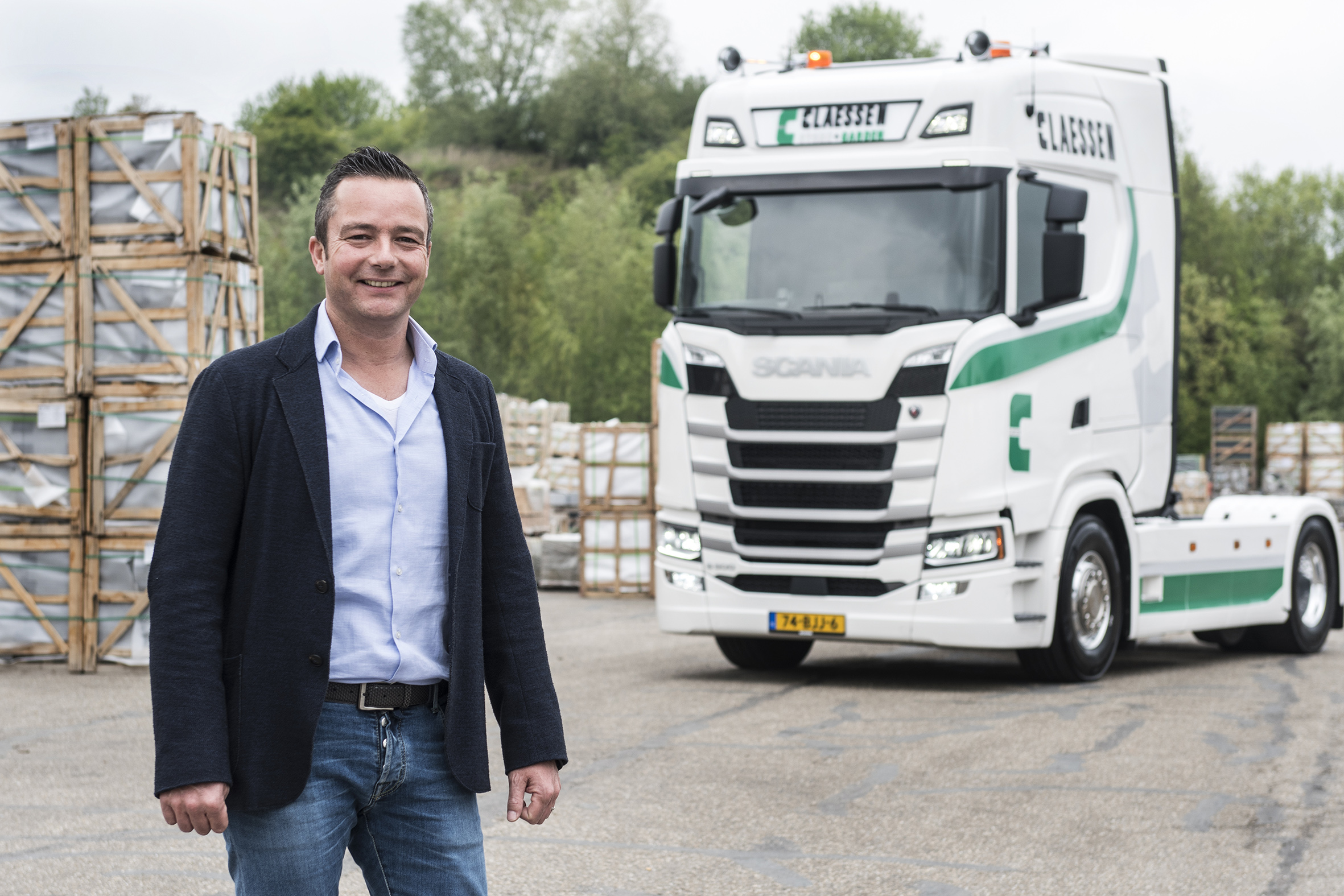 Sven Claessen ziet zijn trucks als visitekaartje. Alleen het beste is goed genoeg. En op die manier weet hij ook zijn chauffeurs  aan zich te binden. 