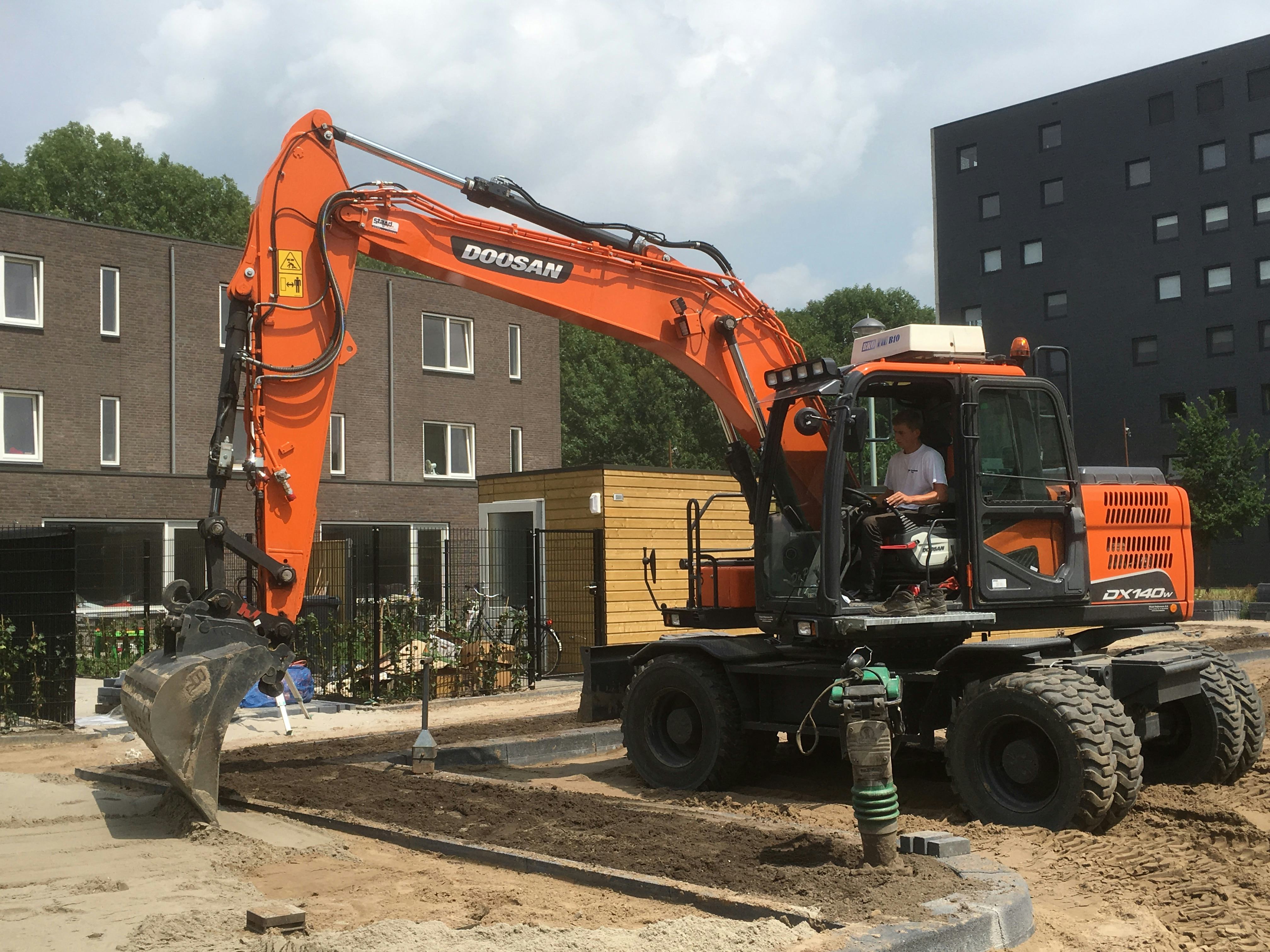 Doosan DX140W-5 is 6e Doosan voor Van Broekhoven