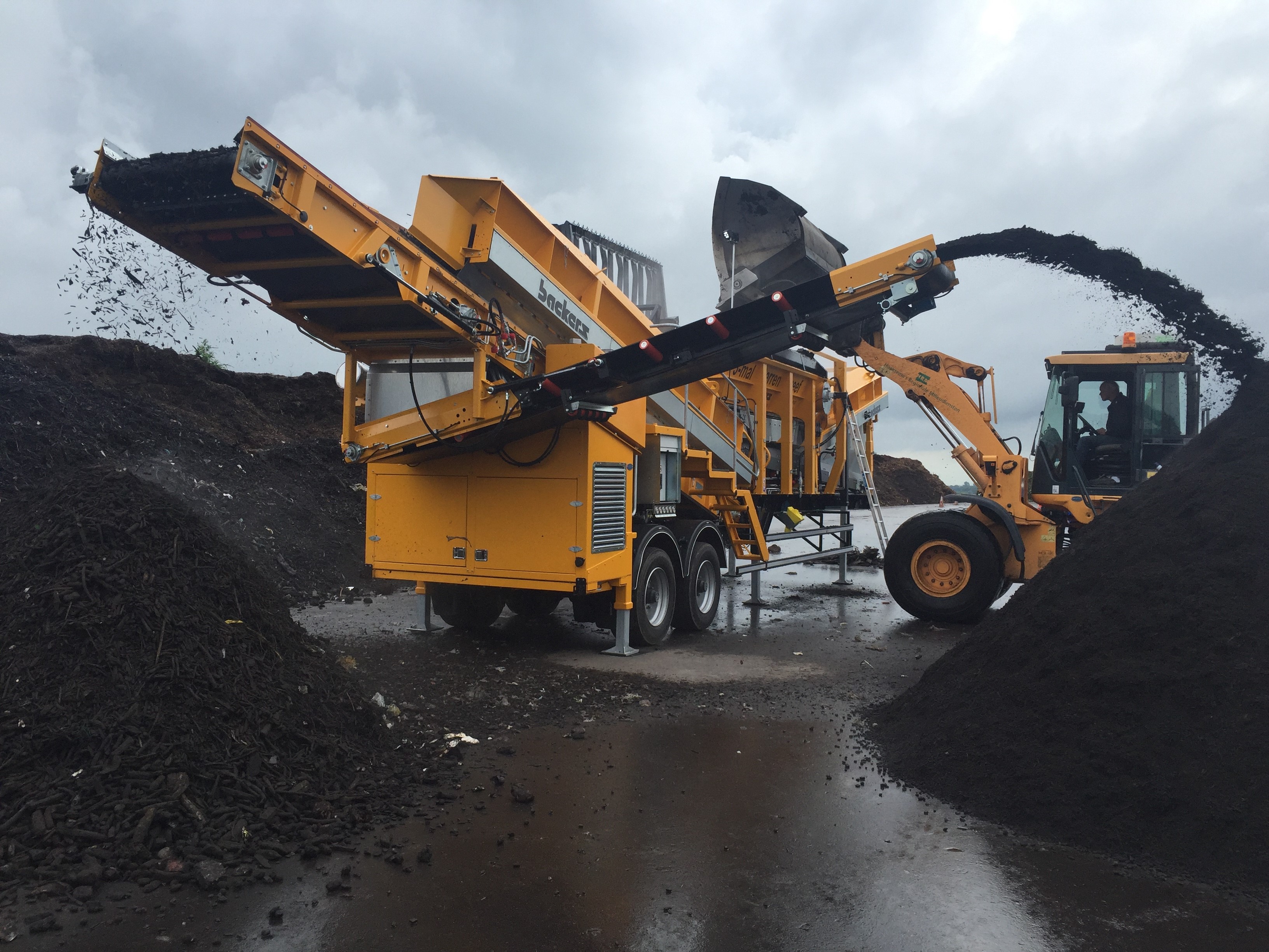 De Komatsu PC88MR-10 is op verzoek uitgerust met een verstelbare giek, 600 millimeter rupsplaten voorzien van rubberen blokken en een gereedschapskist op het schuifblad.