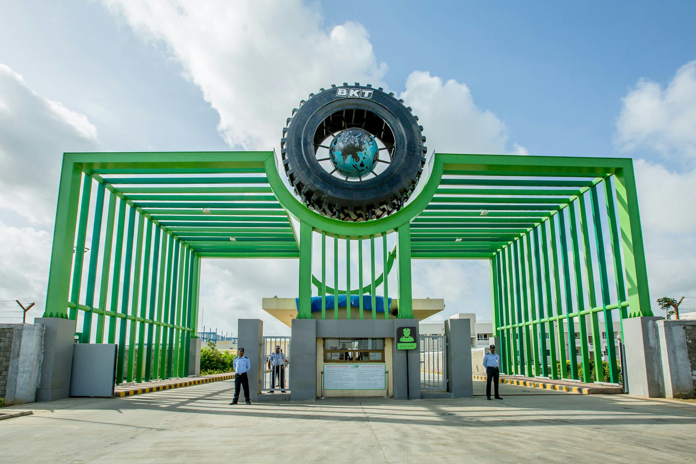 Toegangspoort tot het enorme fabriekscomplex van BKT in Bhuj, India.