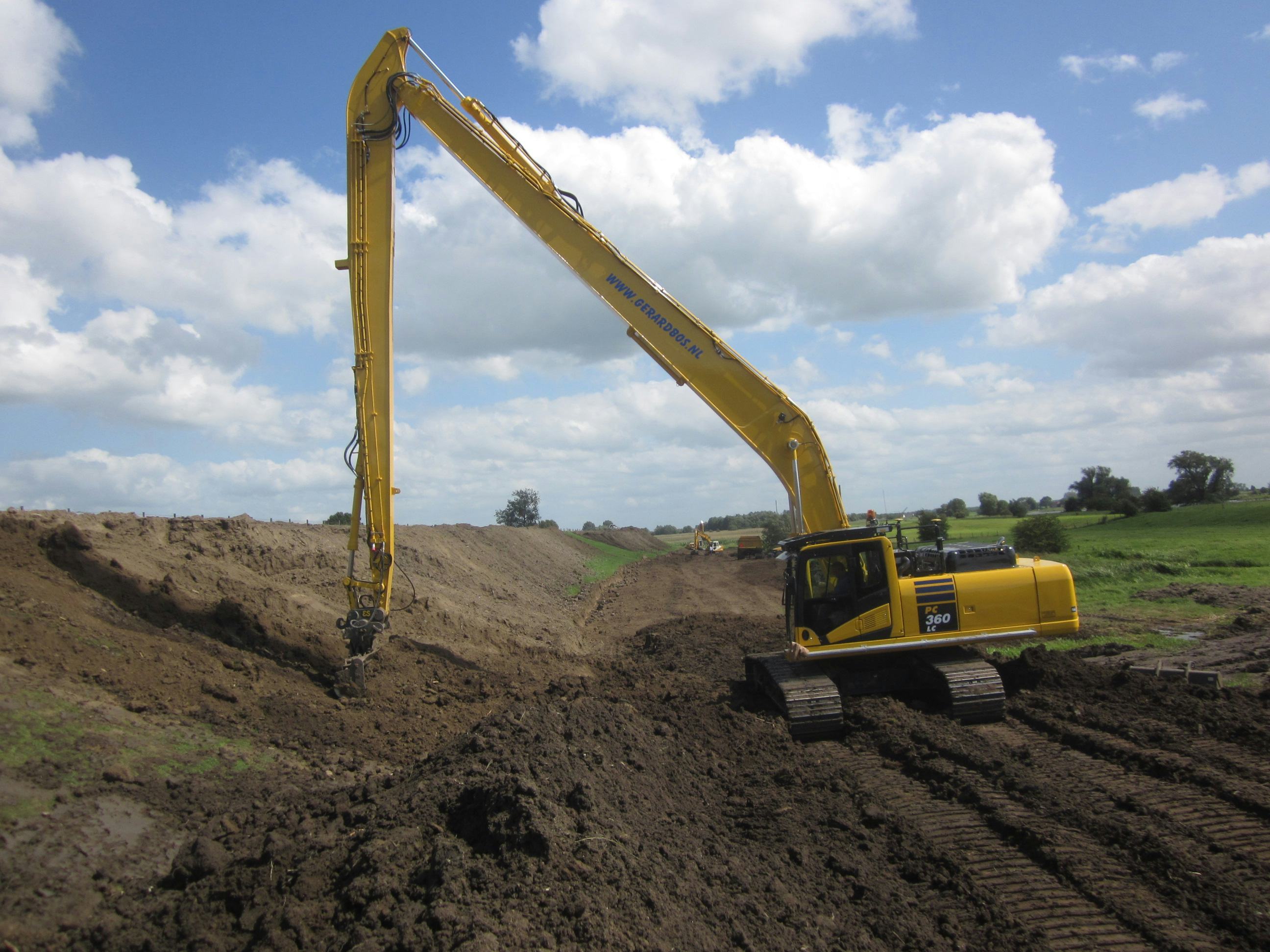 Komatsu met Super Long Front reikt 22 meter ver