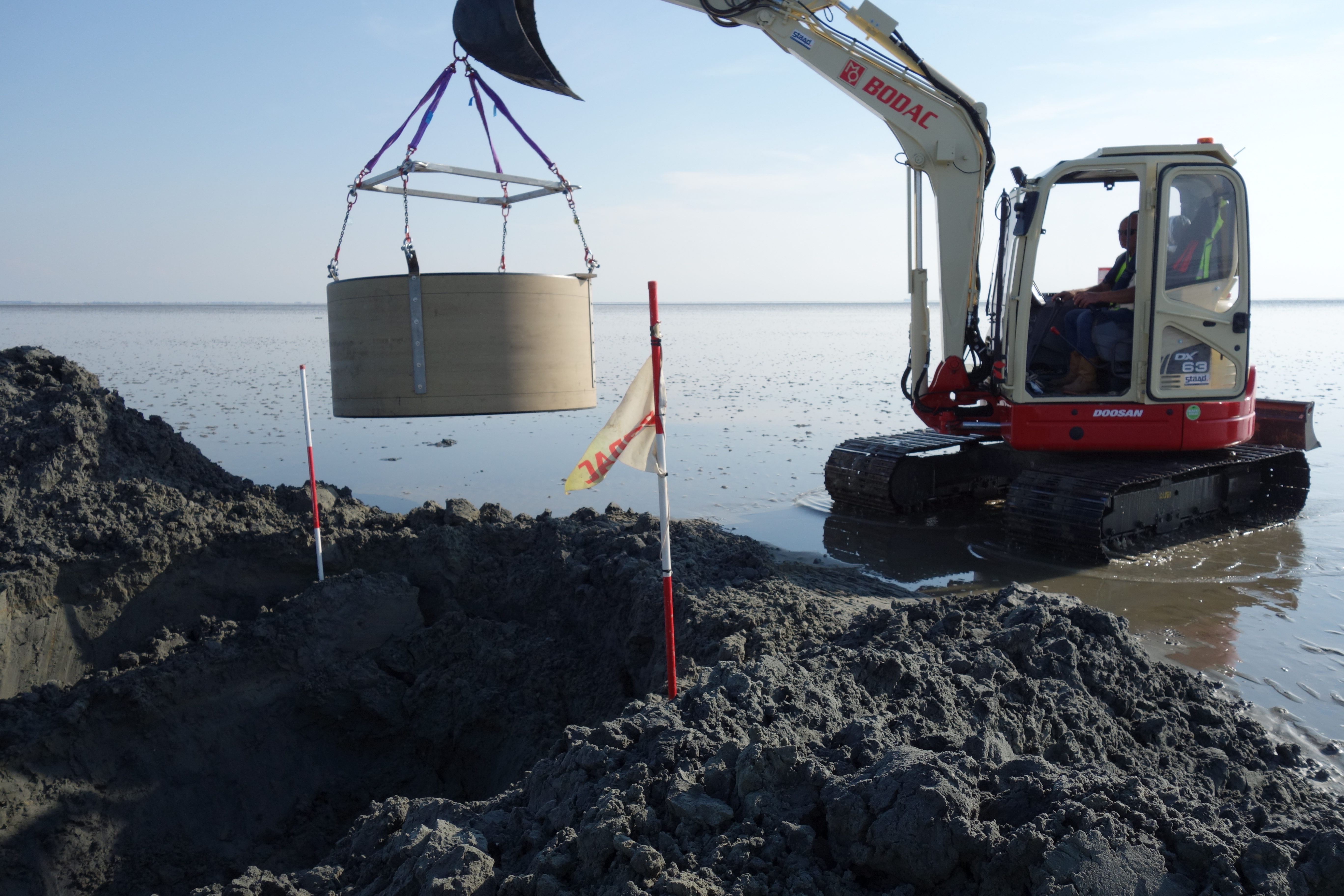 Ter voorkoming van inkalven van de gegraven put en opkomend grondwater wordt een ring geplaatst om de Senior OCE Deskundige te beschermen bij de uiteindelijke identificatie van de munitie.
