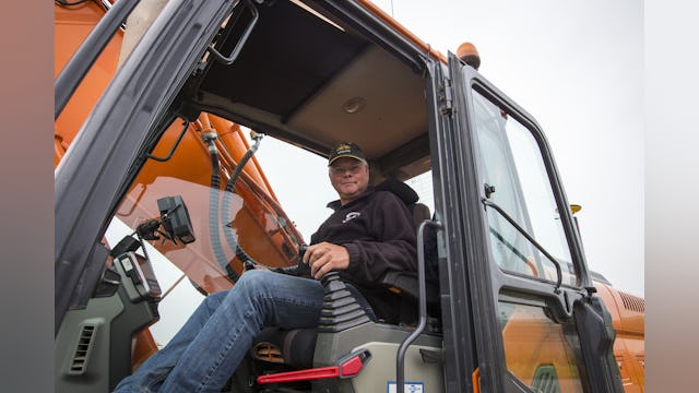 Pieter Visser in zijn Doosan.