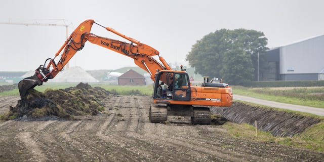 De BouwMachines Machinist van de Maand september is Pieter Visser. Hij draait op een Doosan 255 bij Van der Wal Grondverzet in het Friese Noardburgum
