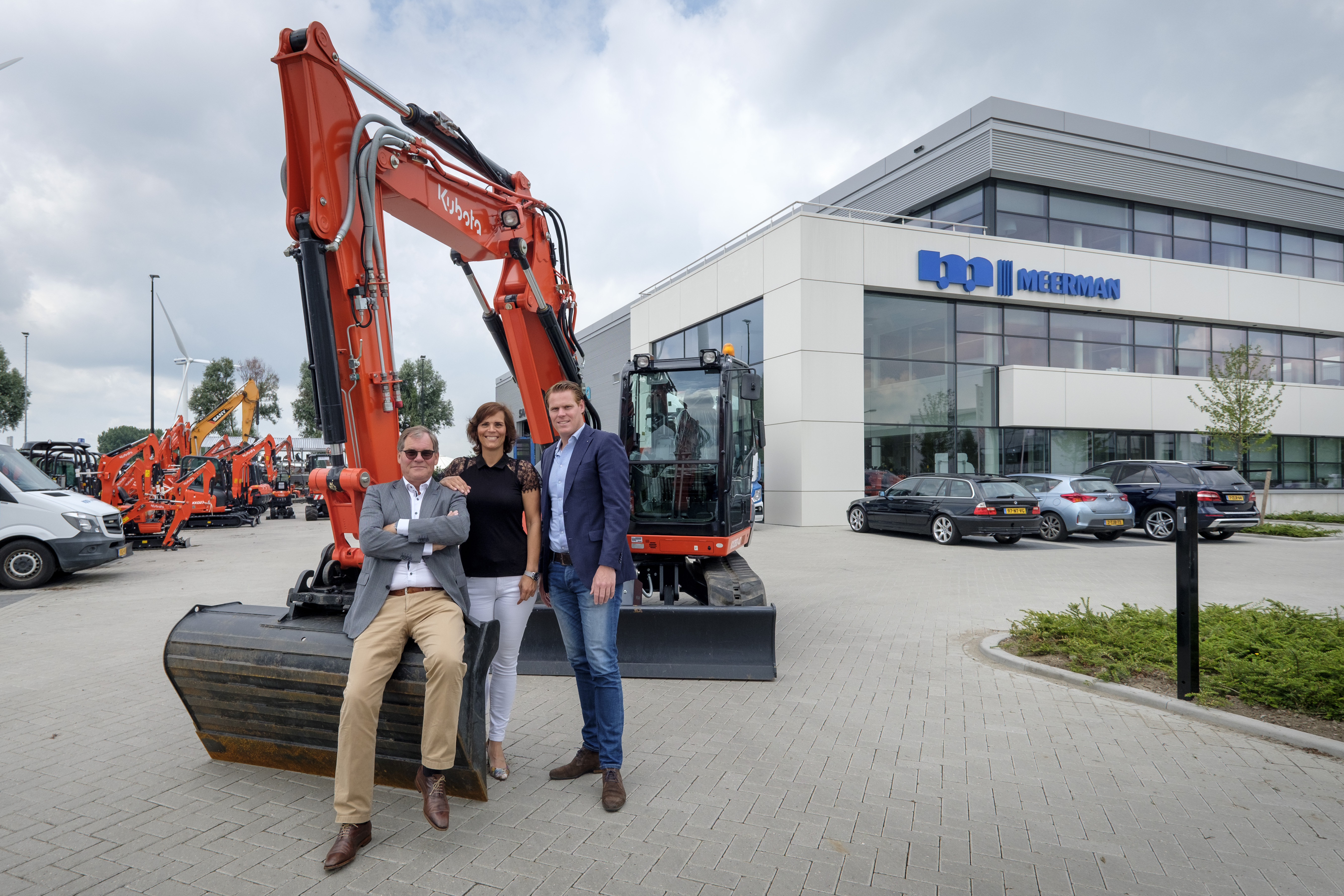 Vader Lourens, dochter Ilse en zoon Koen Meerman (van links naar rechts) bij de nieuwbouw in Vlaardingen. Ilse en Koen zijn de derde generatie in het familiebedrijf. 'Groei is ook een doel, maar we blijven wel realistisch.' 