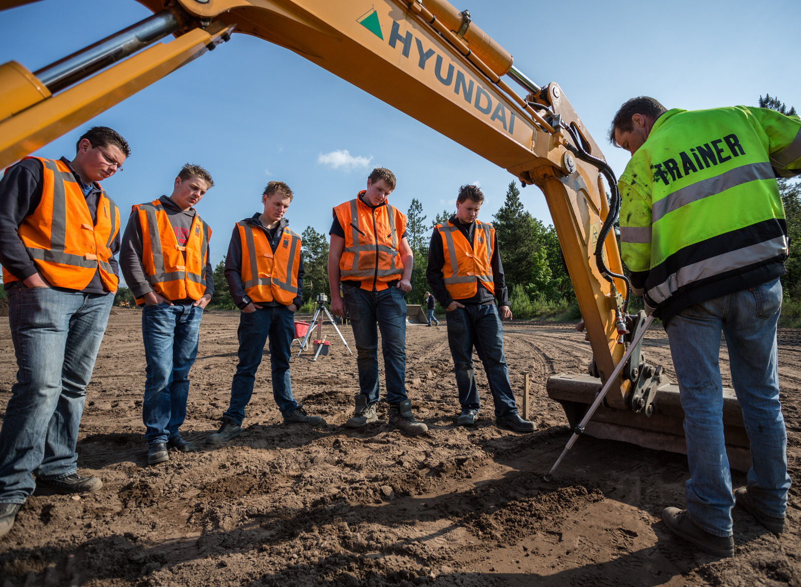 Pim de Jonge instrueert een groep cursisten.  