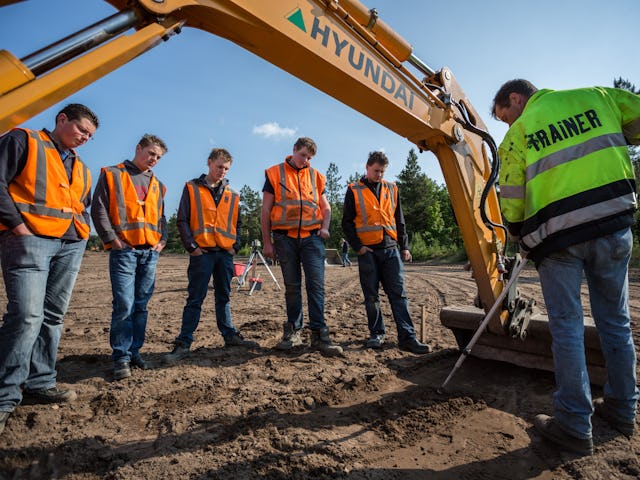 Pim de Jonge instrueert een groep cursisten.