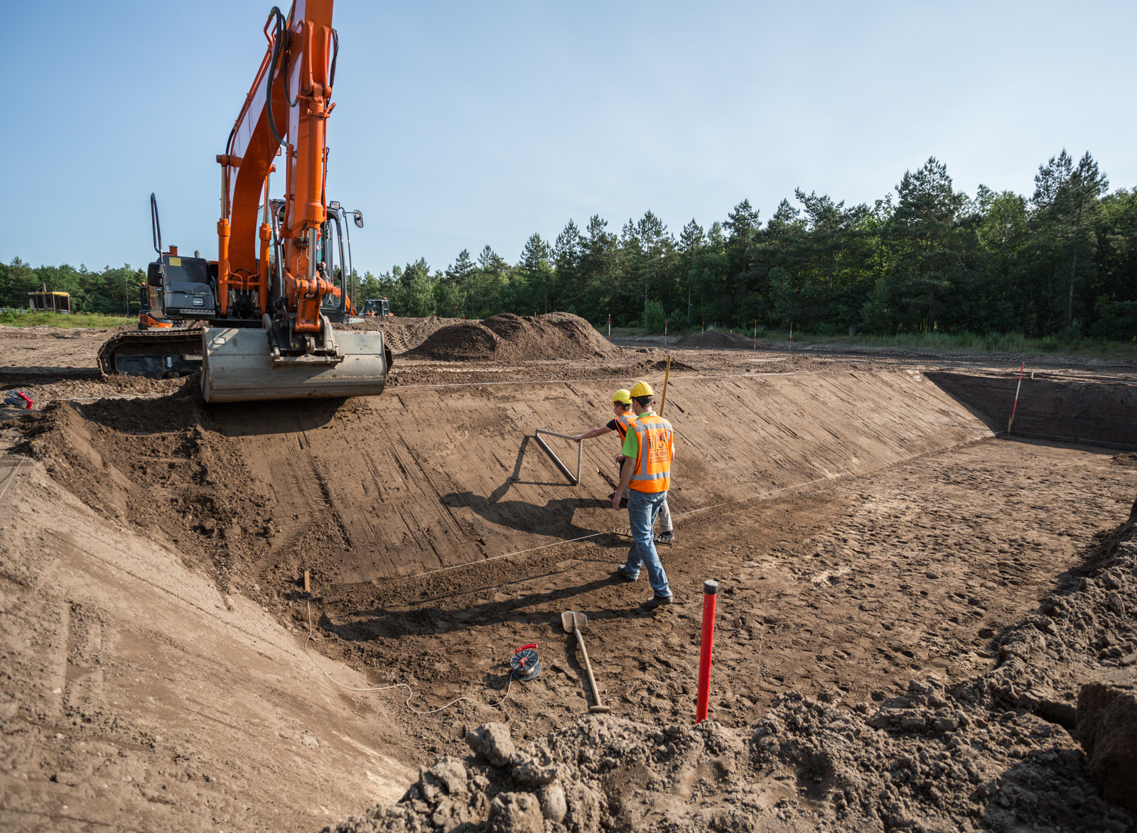 Cursisten aan het werk op het terrein van IPC Werkt, in de bosrijke omgeving bij Arnhem. 
