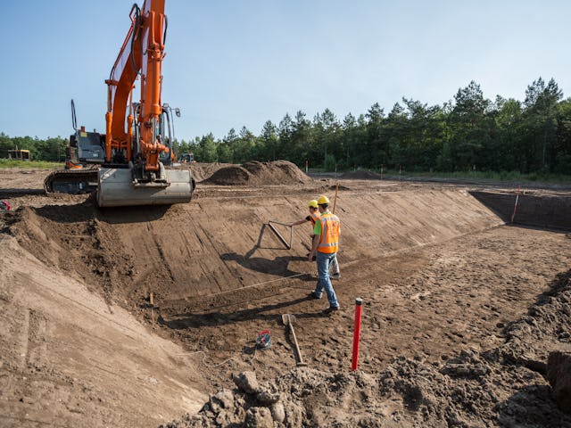 Cursisten aan het werk op het terrein van IPC Werkt, in de bosrijke omgeving bij Arnhem.