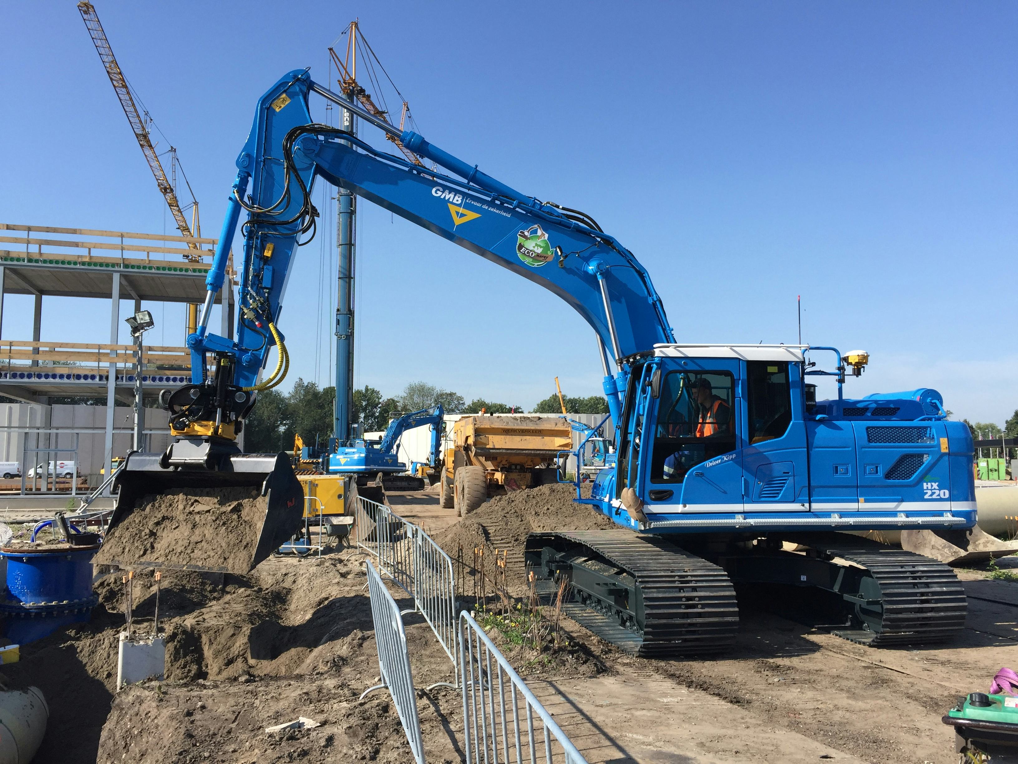GMB draait hybride met Hyundai HX220L