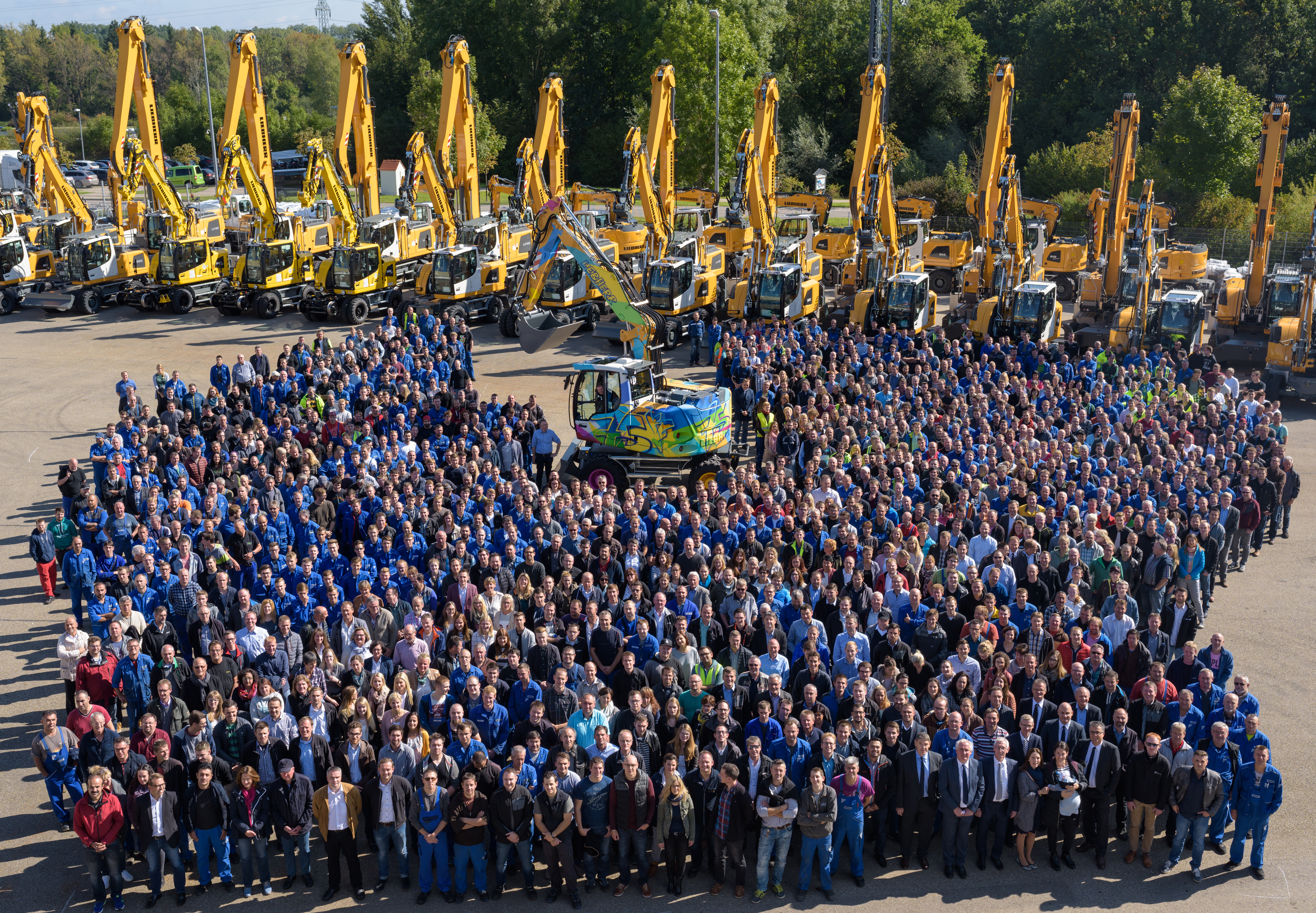 De 75.000ste graafmachine van Liebherr is in een speciaal graffiti-design gespoten. 