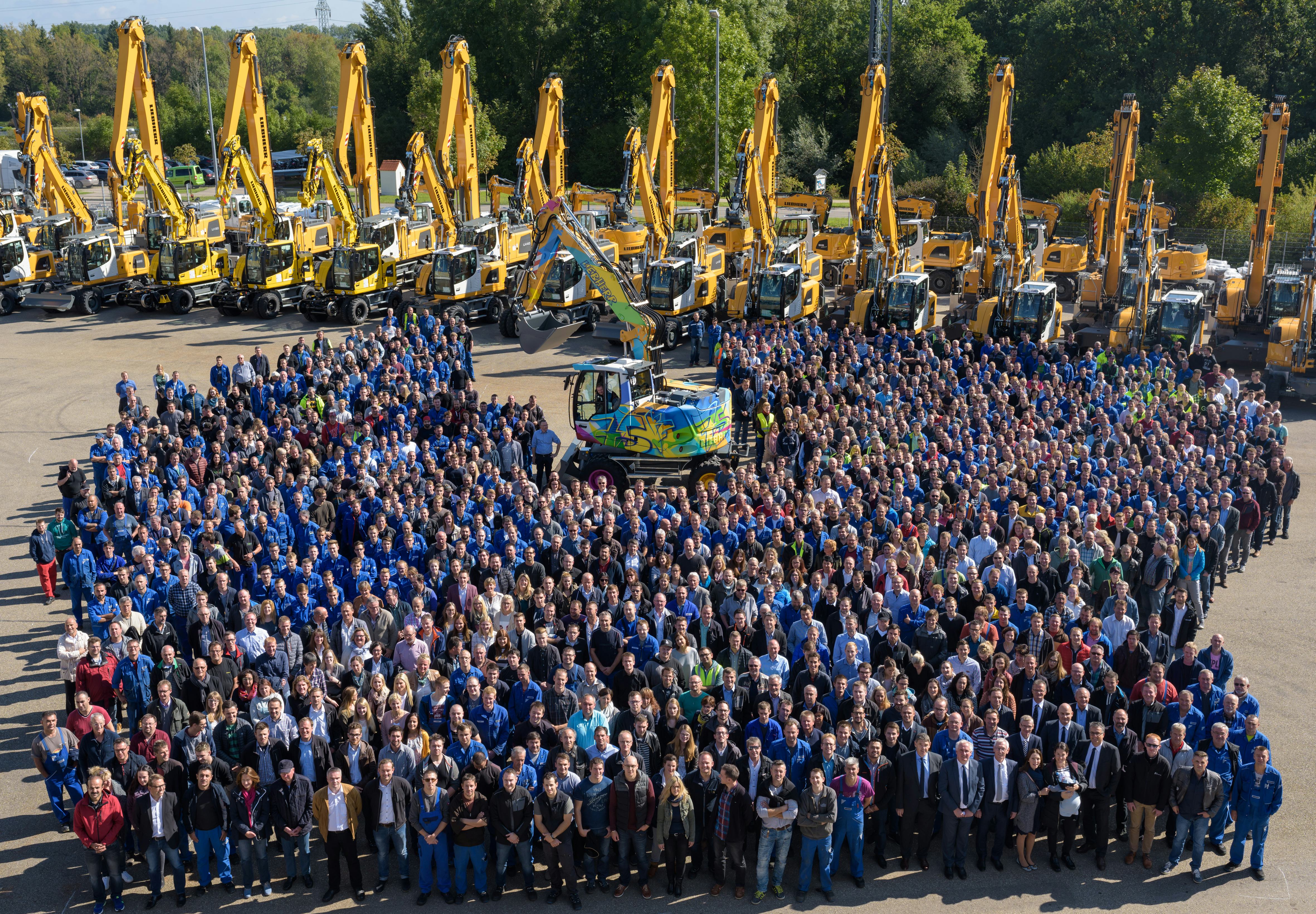 De 75.000ste graafmachine van Liebherr is in een speciaal graffiti-design gespoten.