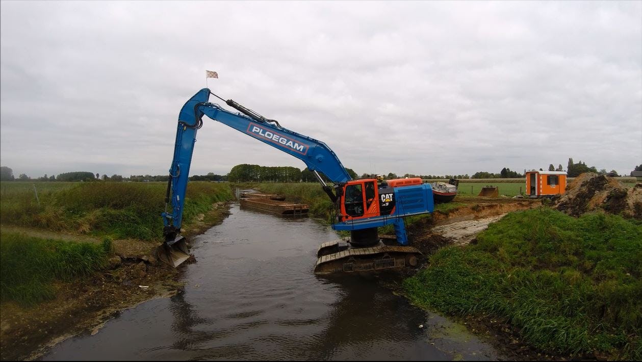 Zwemles voor een 50 tons CAT Long Reach (video)