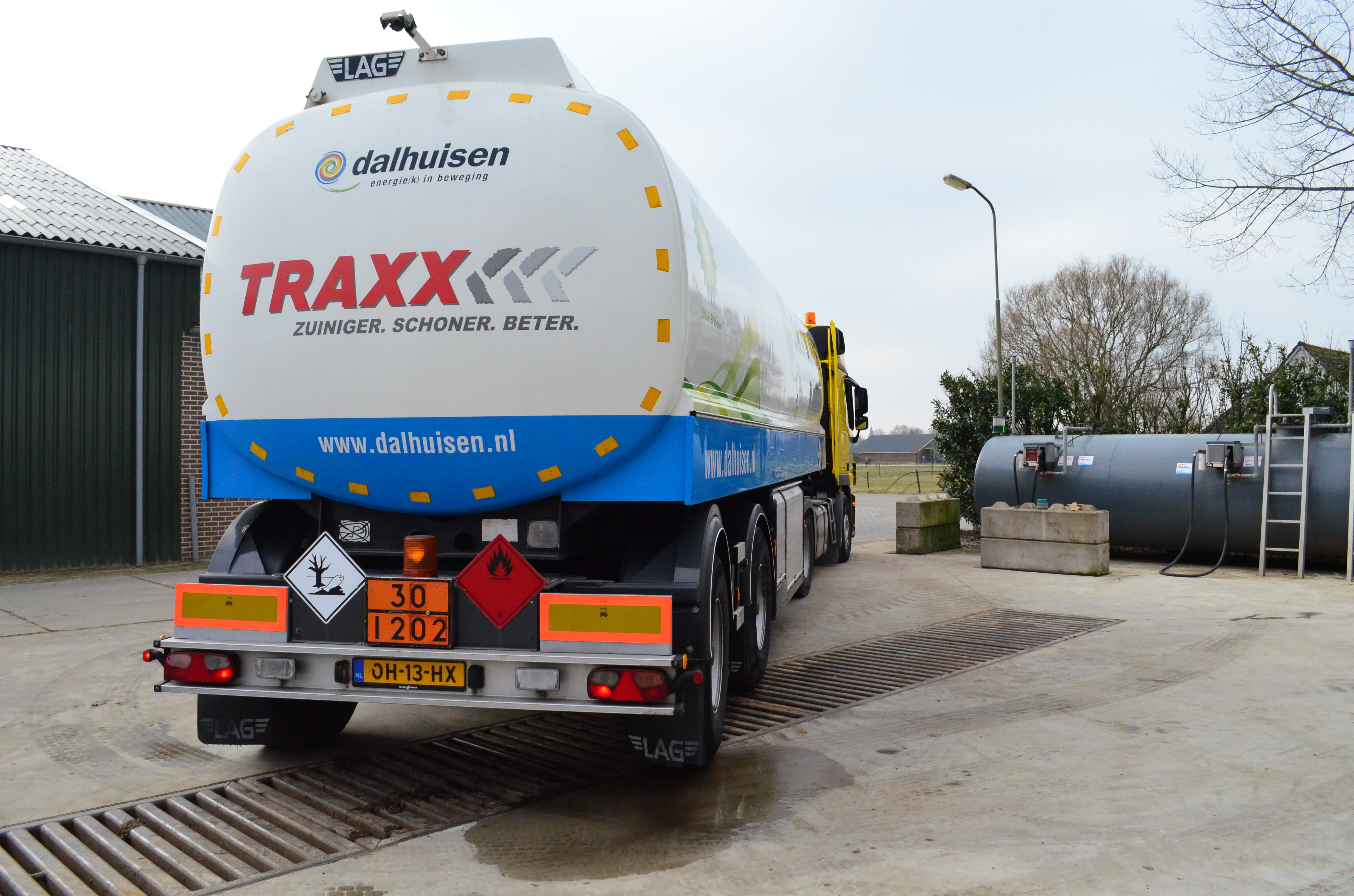 Traxx wordt in ons land vermarkt door vier onafhankelijke distributeurs: Slump Oil (Noord), Dalhuisen Olie (Oost), Van Kessel Olie (Zuid) en Schouten Olie (West). Daarnaast zijn er nog enkele regionale leveranciers.