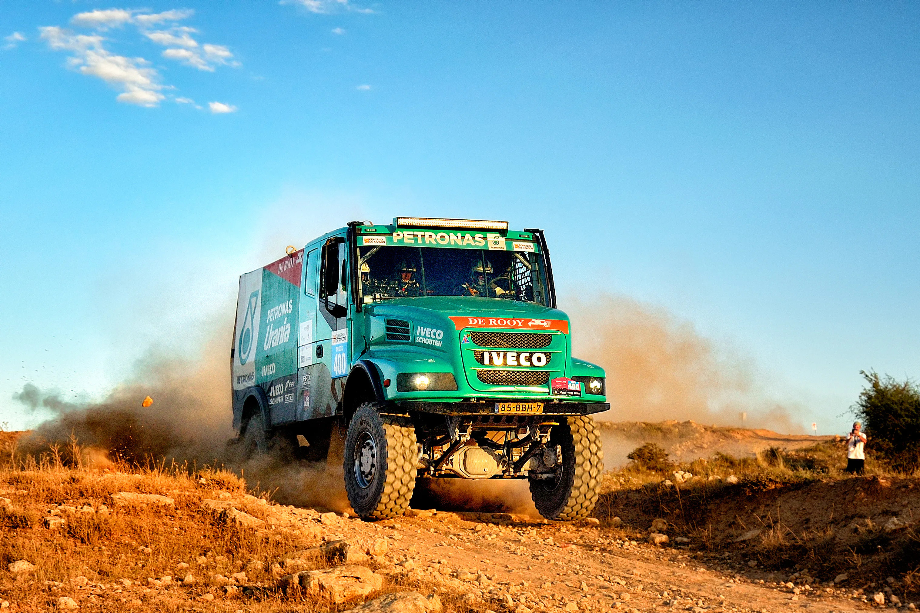 Gerard de Rooy in actie met de Iveco tijdens de Baja-rally in Spanje.
