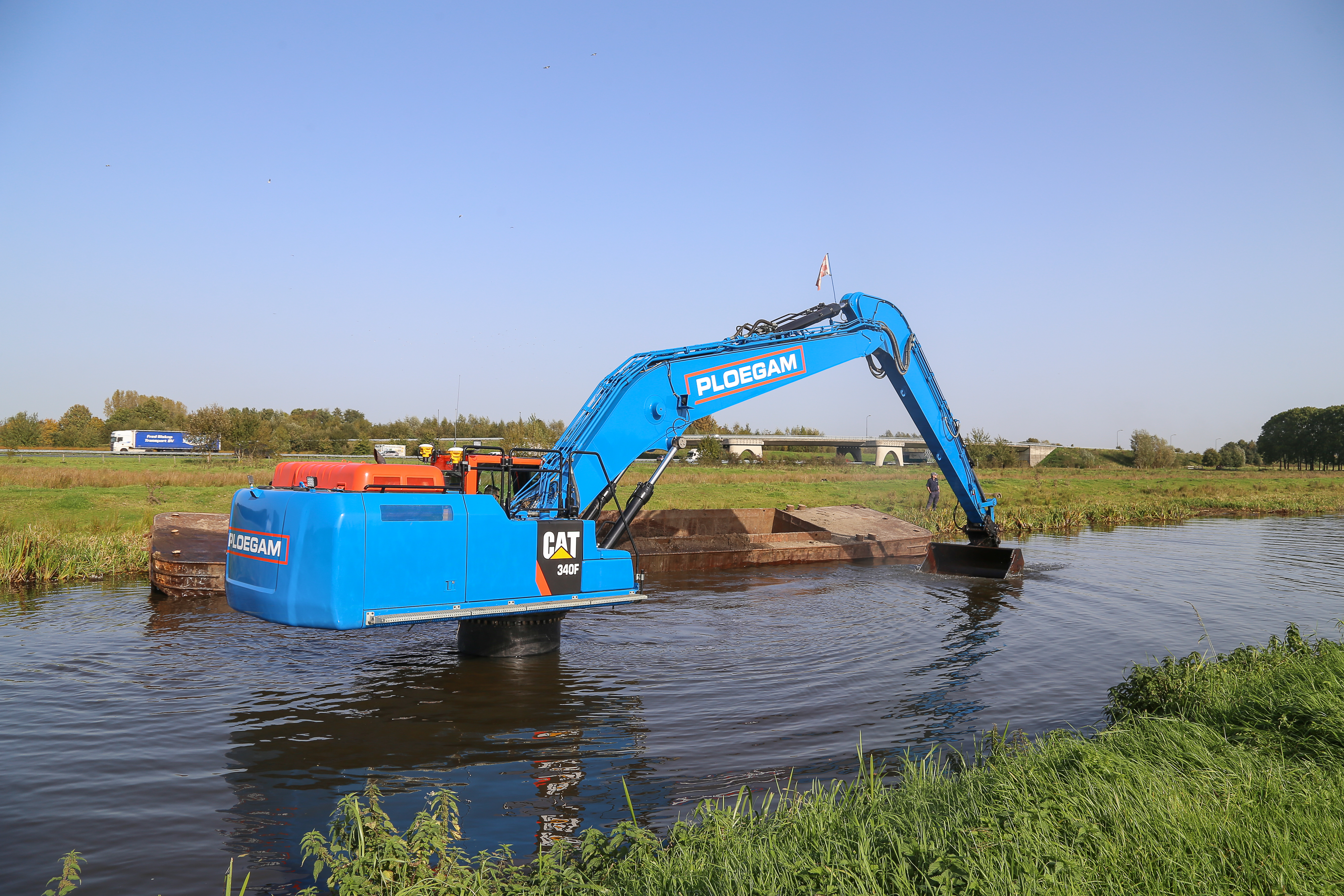 Er zijn weinig rupskraanmachinisten die met een bootje naar hun werk gaan.