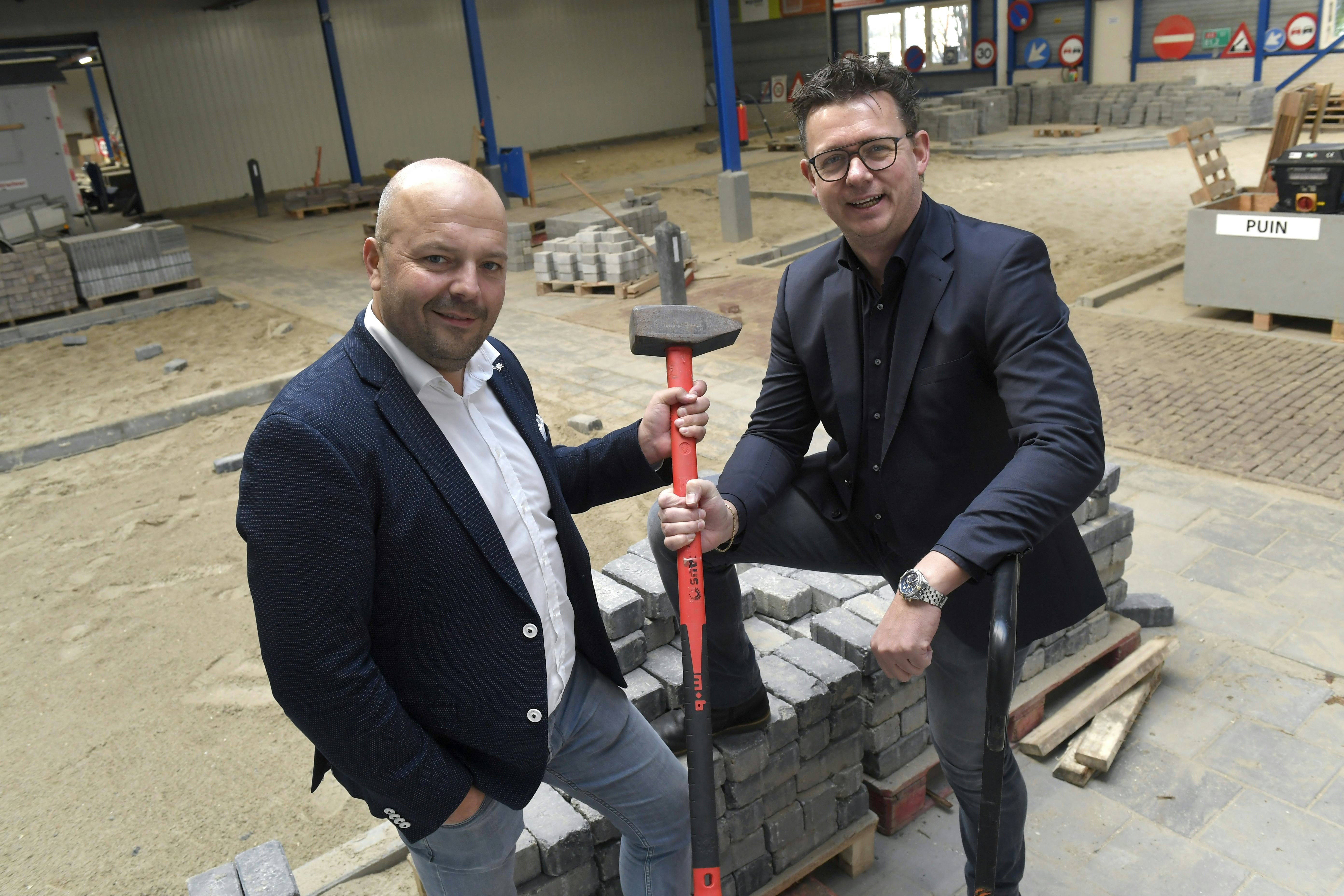 De nieuwe voorzitter van slopersvereniging Veras, Kees de Groot (links), met zijn voorganger Jan Bork. 'IJzer, hout en steen houden positieve waarde.'