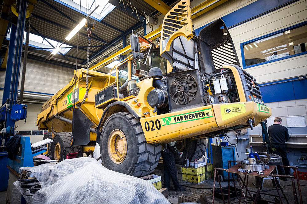 Elke maand worden de machines met de hoogste onderhoudskosten eruit gepikt en wordt bekeken of deze machines moeten worden vervangen. De verkoop van oude machines doet Cor van Werven zelf, er wordt niets ingeruild. ‘Als we met een inruiler bij de dealer komen, maakt dat het aankoopproces alleen maar lastiger. Bovendien levert een machine in de handel meer op.’ 