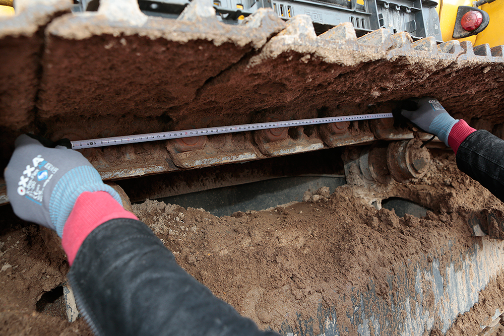 Om de slijtage van de bussen in beeld te krijgen, meet je de lengte van vier schakels. Zoek vervolgens de waarde op in de slijtagetabel en je kunt eenvoudig uitrekenen hoe lang de ketting nog mee gaat.