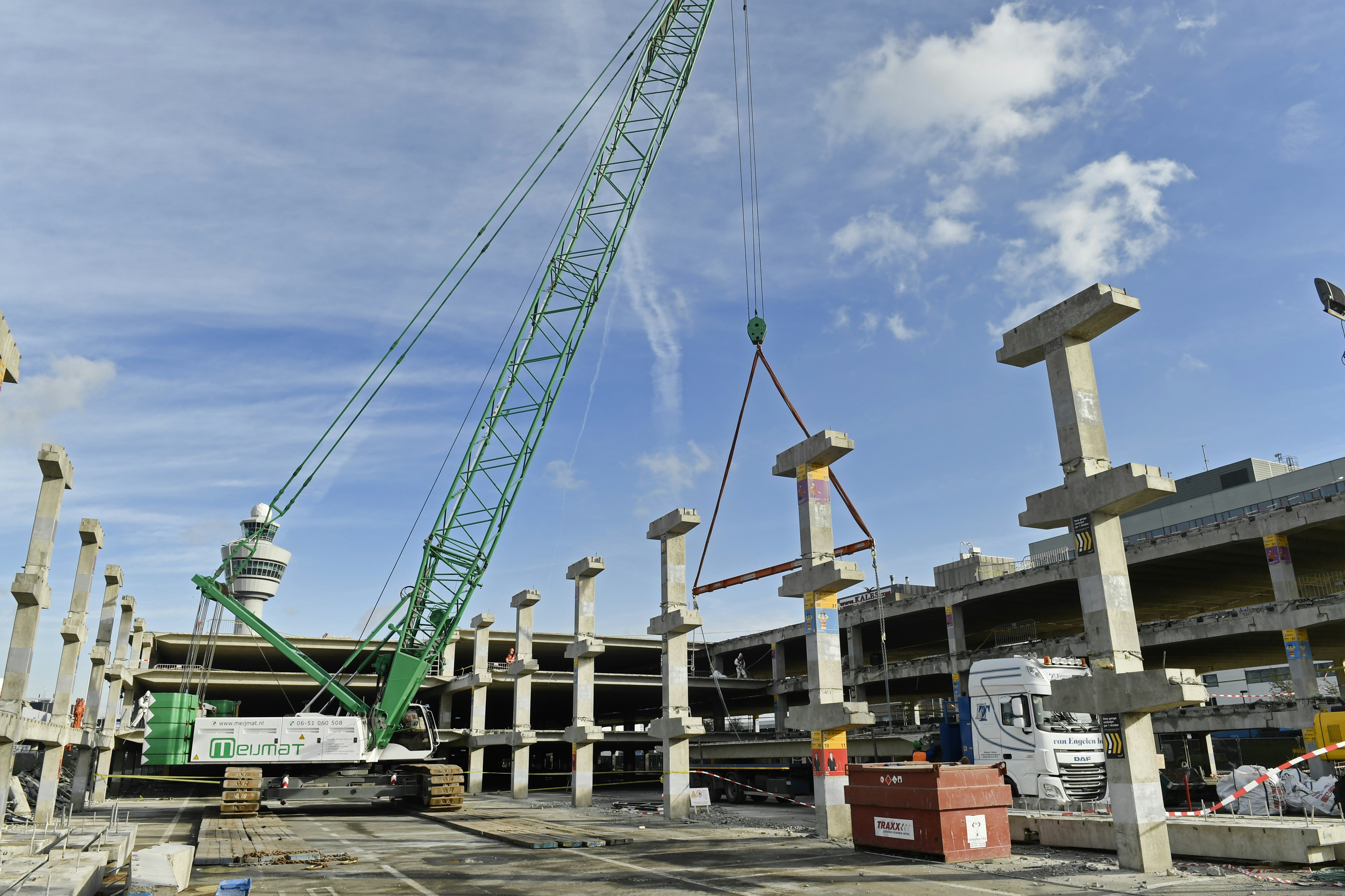 Het 4 verdiepingen tellende P2 op Schiphol moest in recordtijd gesloopt worden.