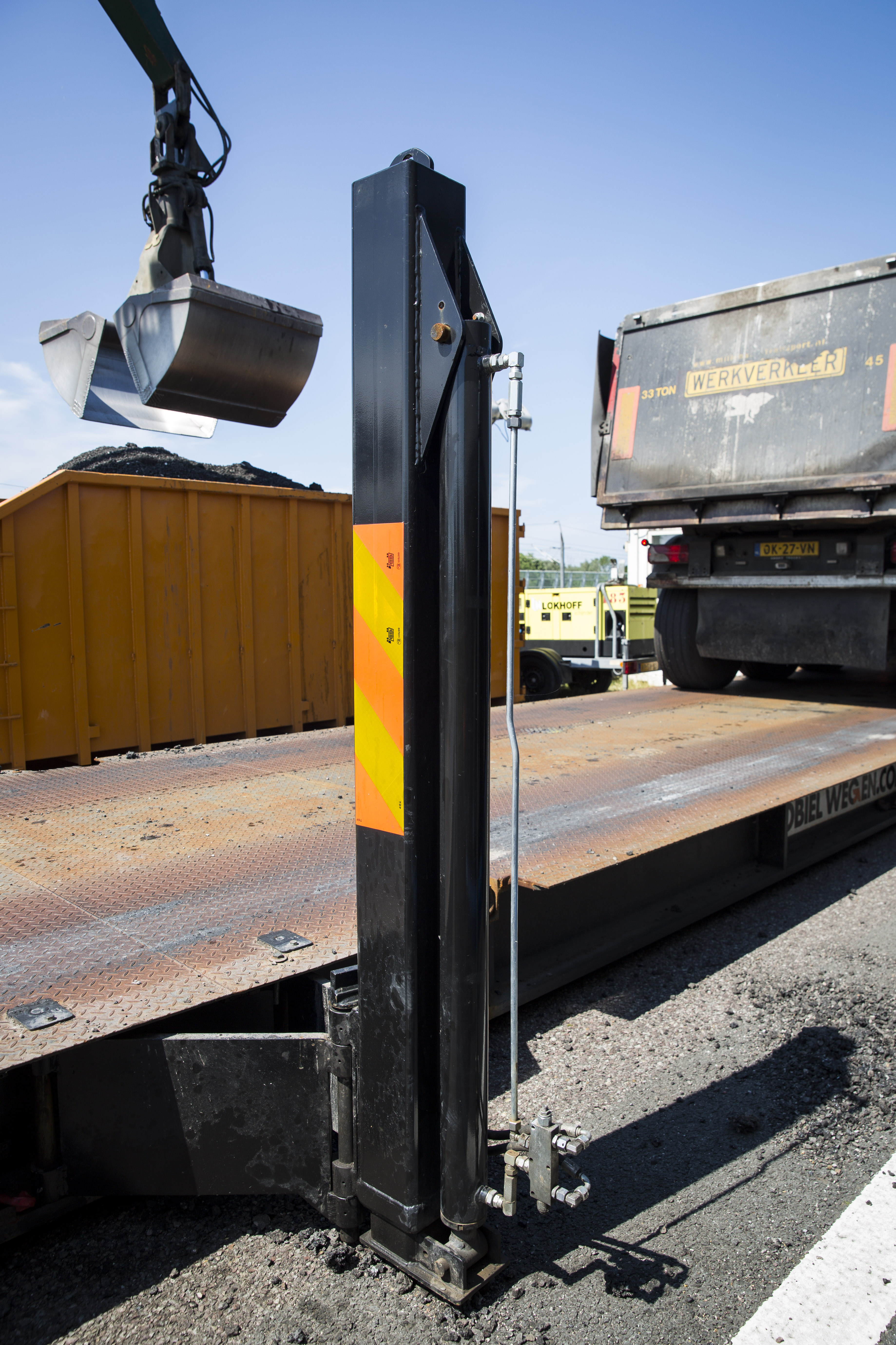 De poten van de weegbrug kunnen voor het transport horizontaal worden ingeklapt. Daarmee blijft de weegbrug tijdens het transport binnen de drie meter breedte.