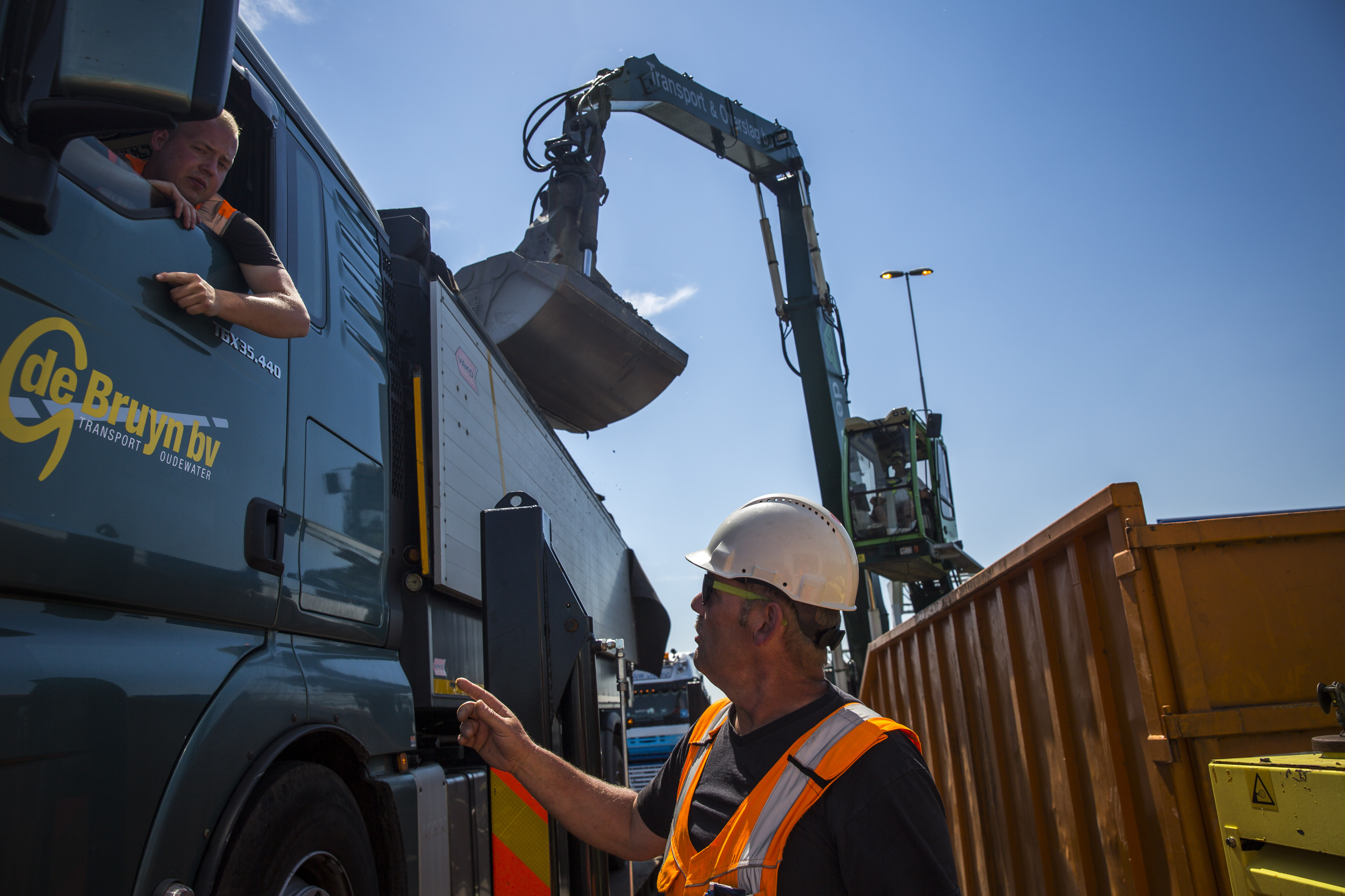 Tussen de chauffeurs van de vrachtwagen en de mensen van de mobiele weegbrug is voortdurend contact.