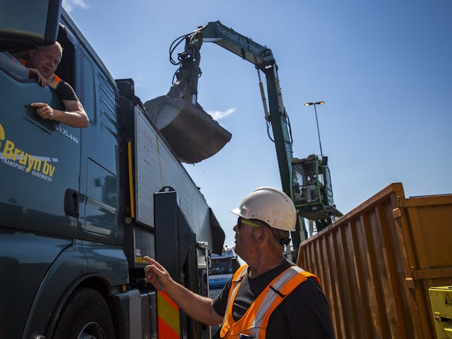 Tussen de chauffeurs van de vrachtwagen en de mensen van de mobiele weegbrug is voortdurend contact.
