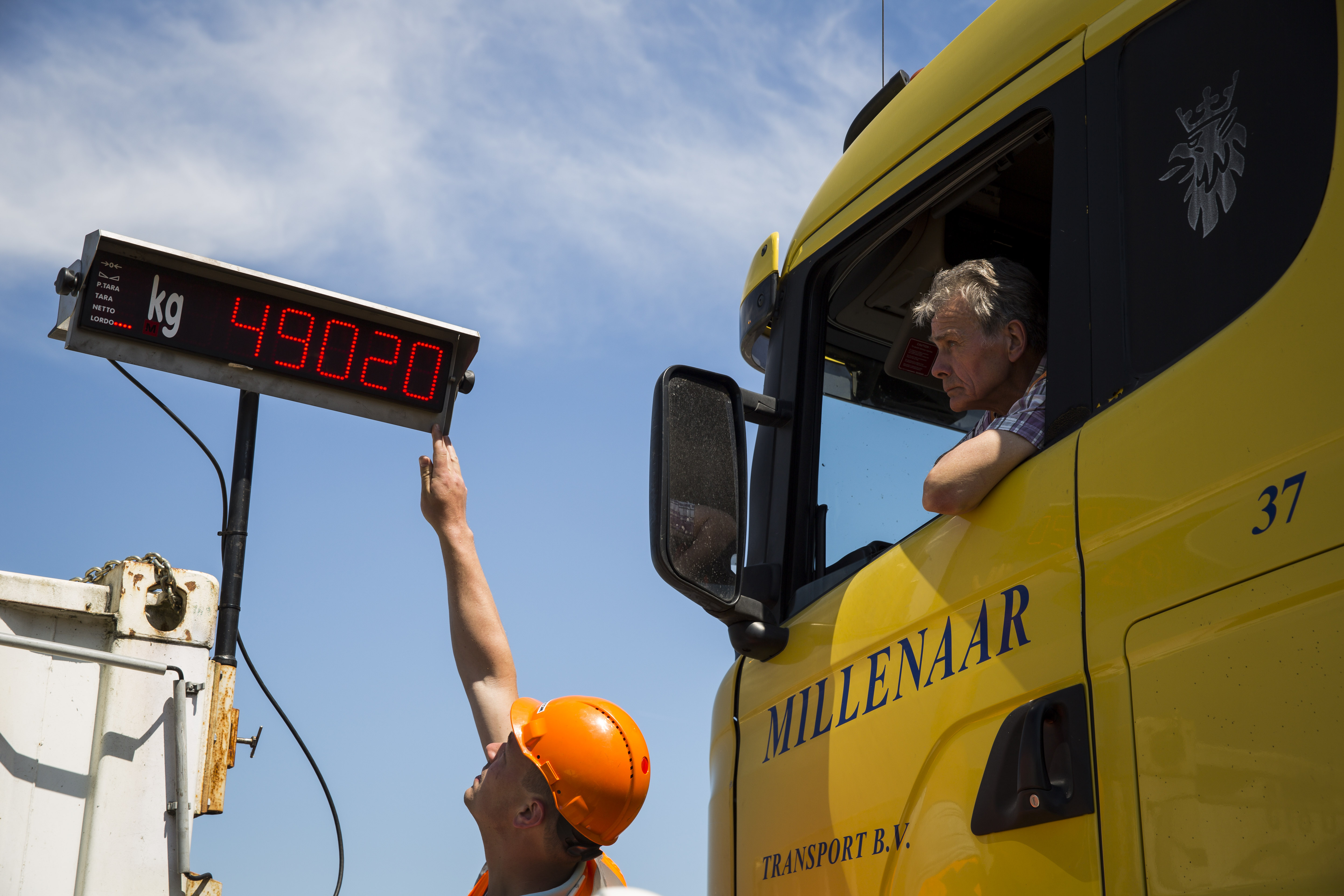 Op het LED-display kan de chauffeur van de kiptruck direct het totaalgewicht van zijn combinatie aflezen.