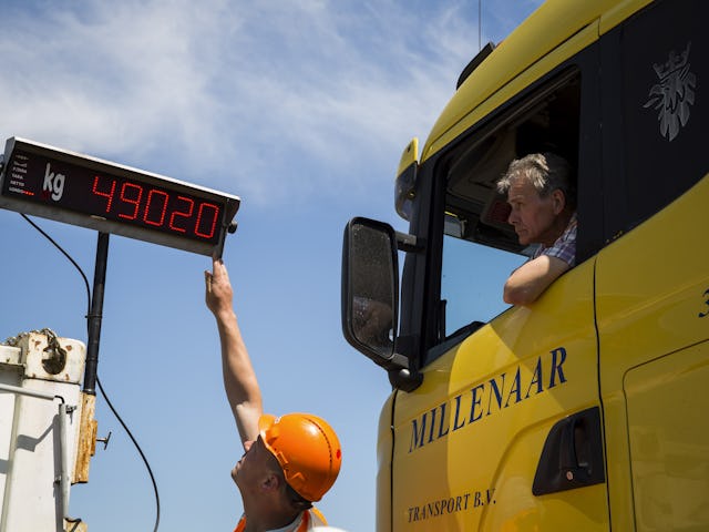 Op het LED-display kan de chauffeur van de kiptruck direct het totaalgewicht van zijn combinatie aflezen.