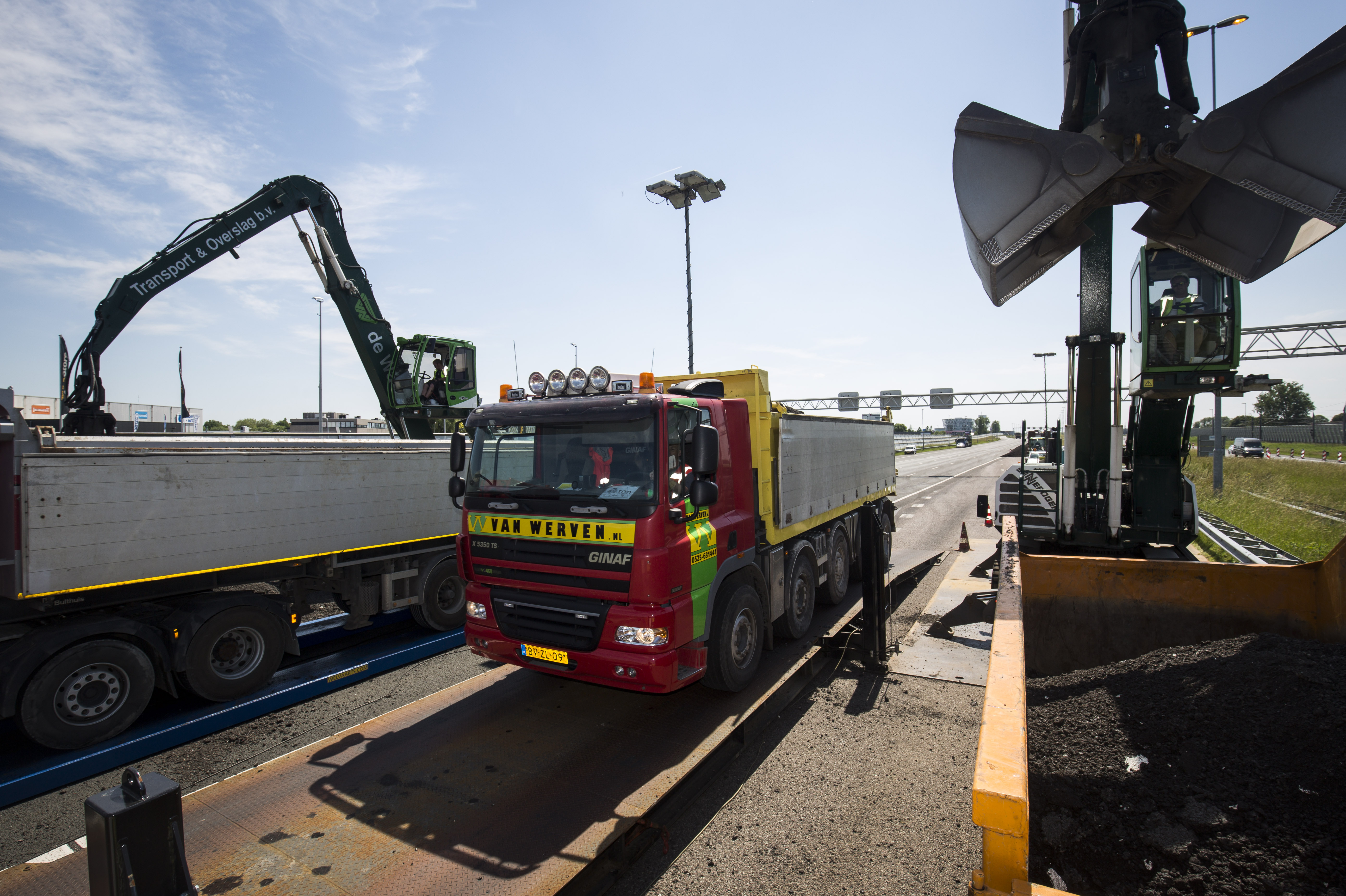 De mobiele weegbrug is dankzij zijn lengte van 15 meter en breedte van 3 meter geschikt voor alle vrachtwagen die in de wegenbouw worden ingezet. Het op- en afrijden gaat simpel dankzij de lange oprijplaten.