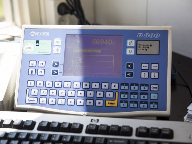Op het scherm van de weegcomputer is direct het totaalgewicht af te lezen. Dit wordt samen met bijvoorbeeld het kenteken, datum, tijd en geladen materiaal geregistreerd. Linksboven op het scherm staat de sticker die bewijst dat het systeem is goedgekeurd door de overheid.