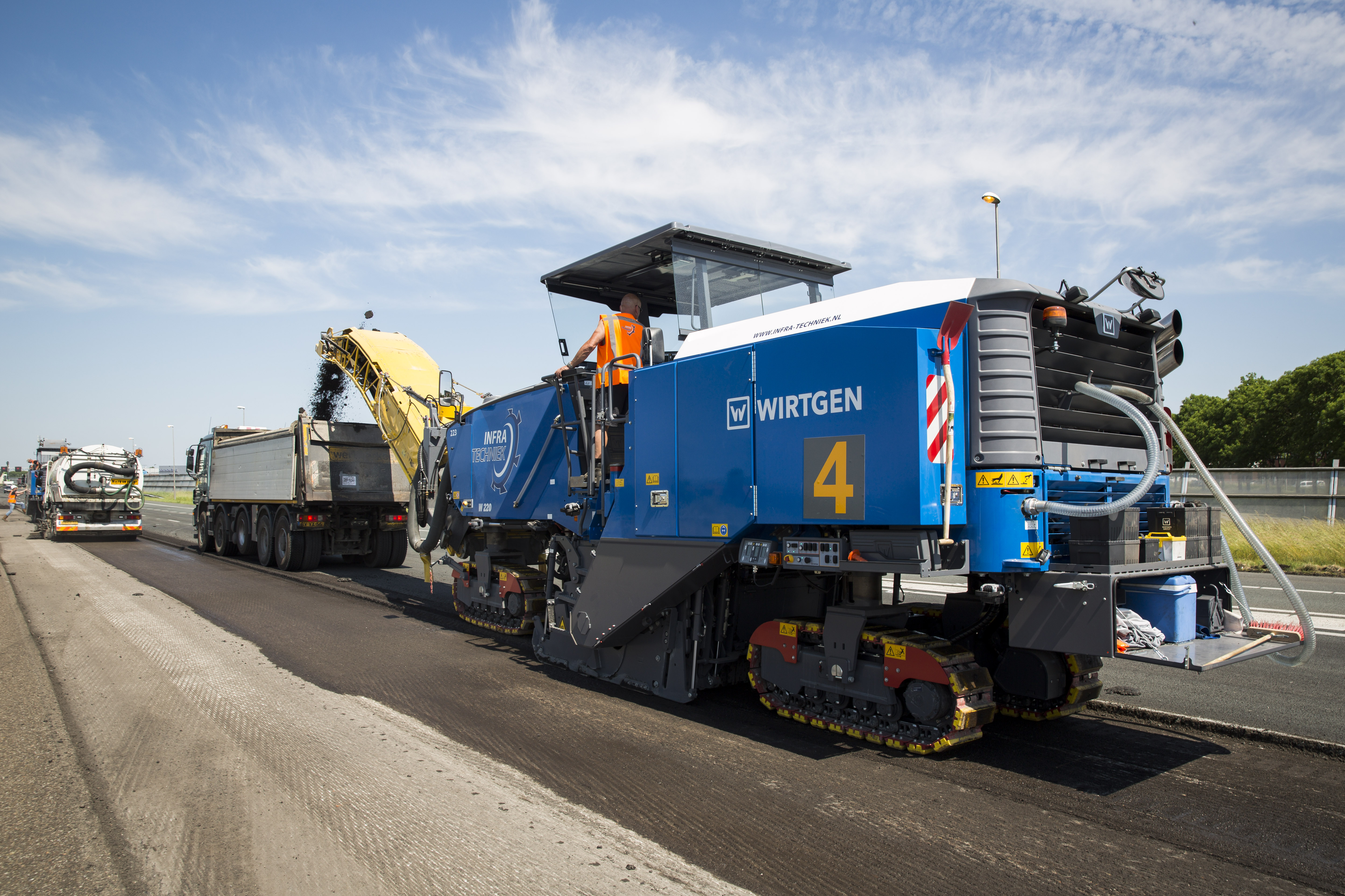 Bij het vervangen van de asfaltlaag van de A4 is capaciteit belangrijk: als het gaat om frezen, om de afvoer van het gefreesde asfalt maar zeker om het wegen van alle wagens. 