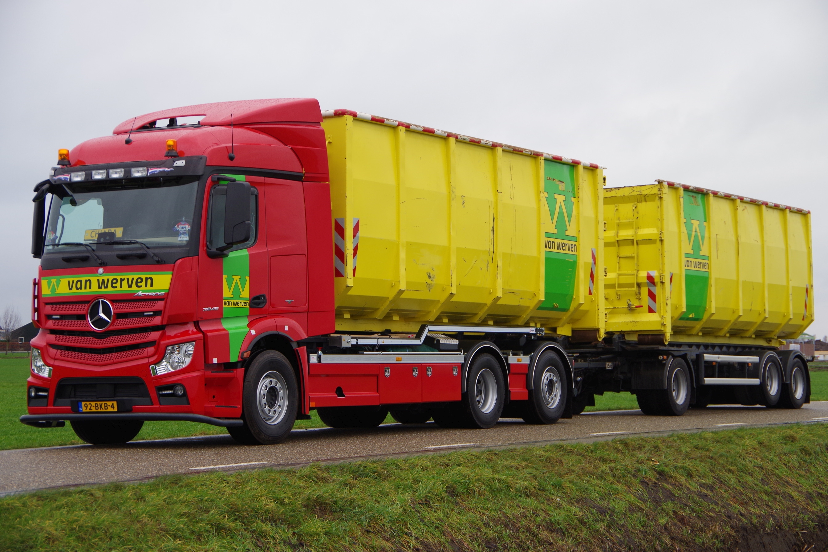 De nieuwe 31,5 tons 6x2 met sturende en liftbare sleepas op 180 centimeter afstand.