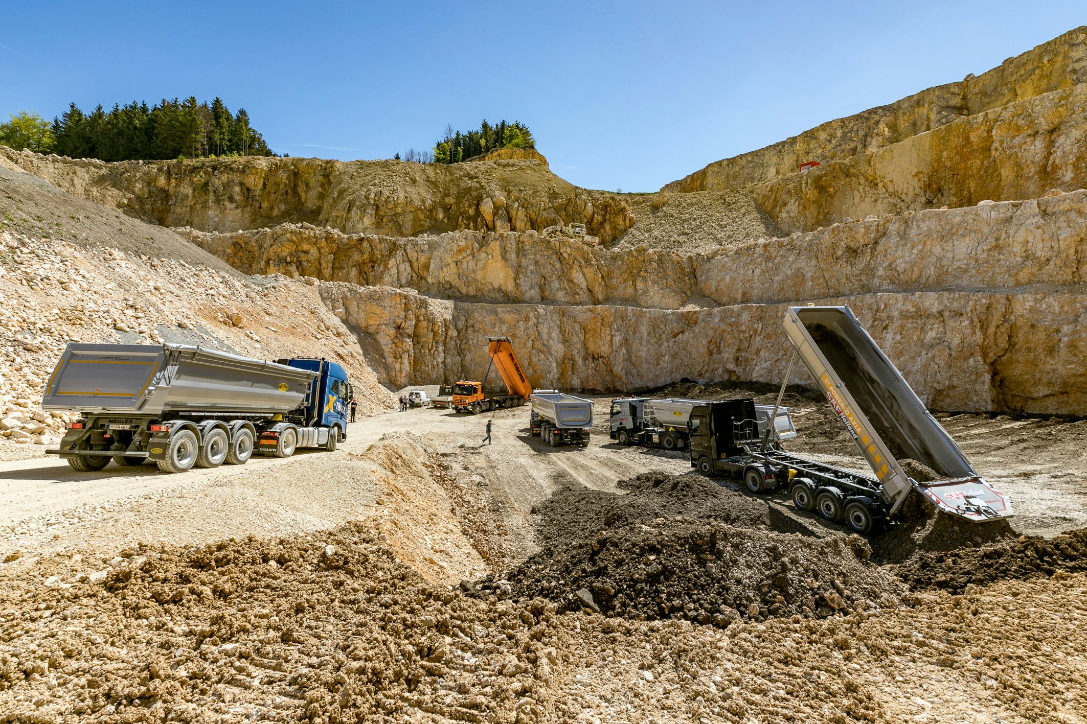 De vijf deelnemende trucks aan de BouwMachines Multitest in actie op de testlocatie in Zuid-Duitsland.